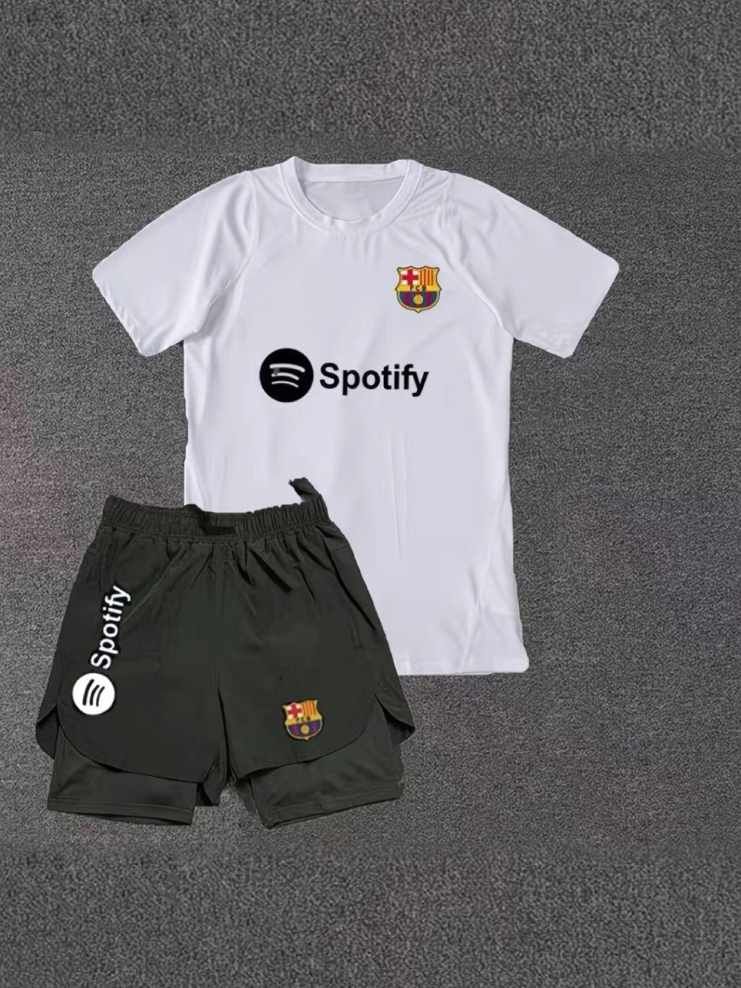 Futbol formasi, FC Barcelona va Real Madrid logotiplari bilan (futbolka + shortik) - 
