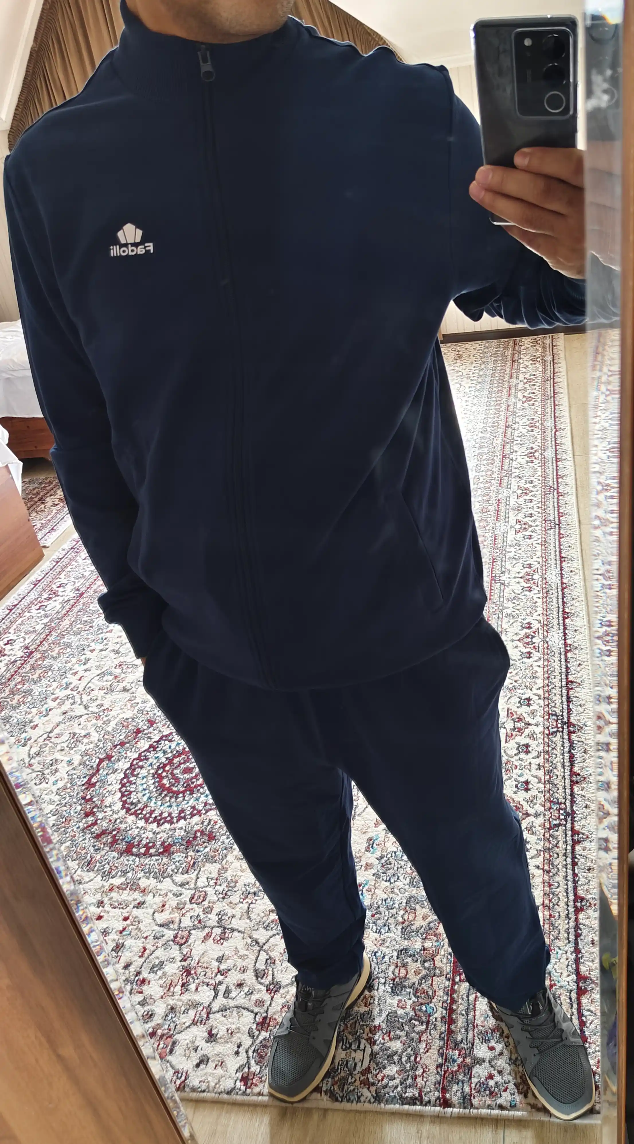 Erkaklar sport va klassik kostyumi