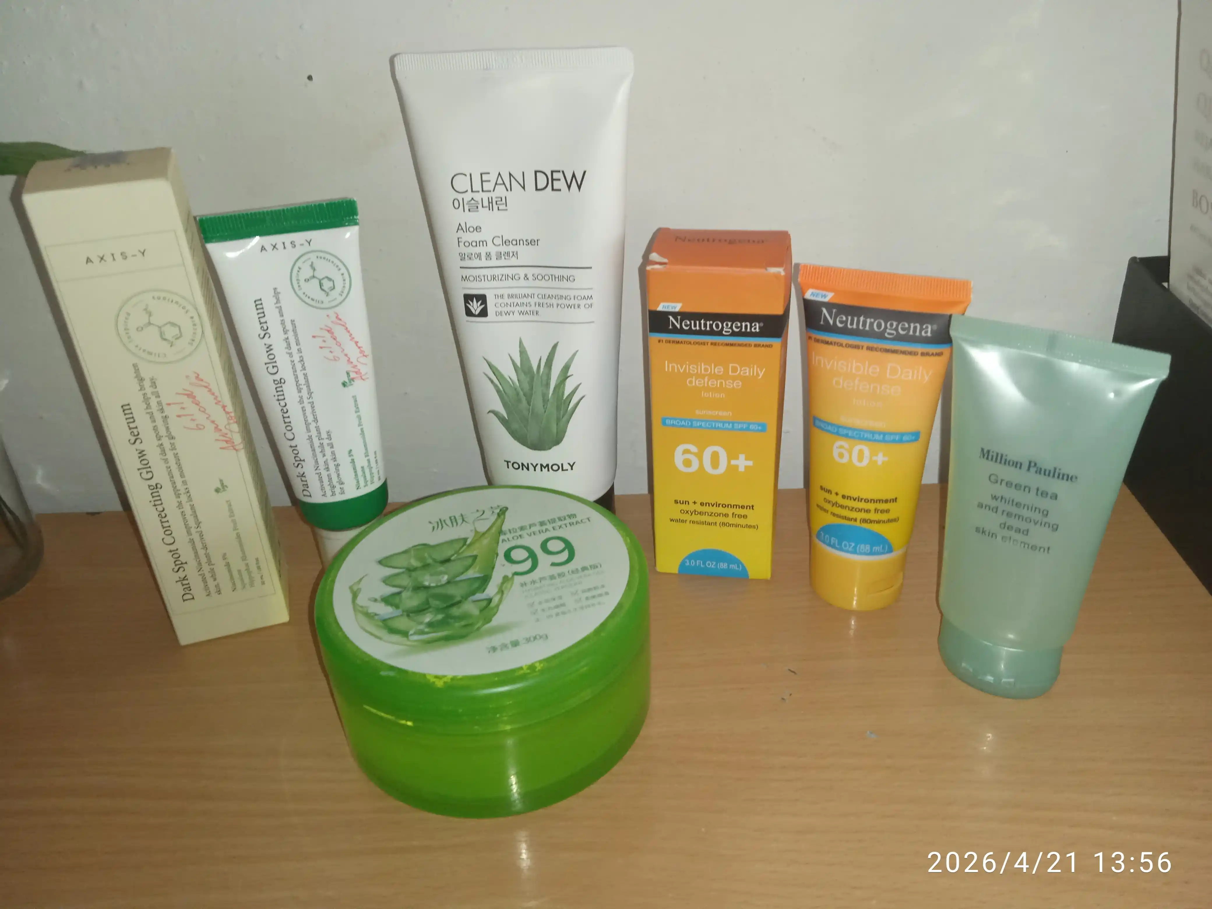 TonyMoly Clean Dew brendining yuzni tozalash uchun ko'pik, makiyajni tozalaydi, oqartiradi