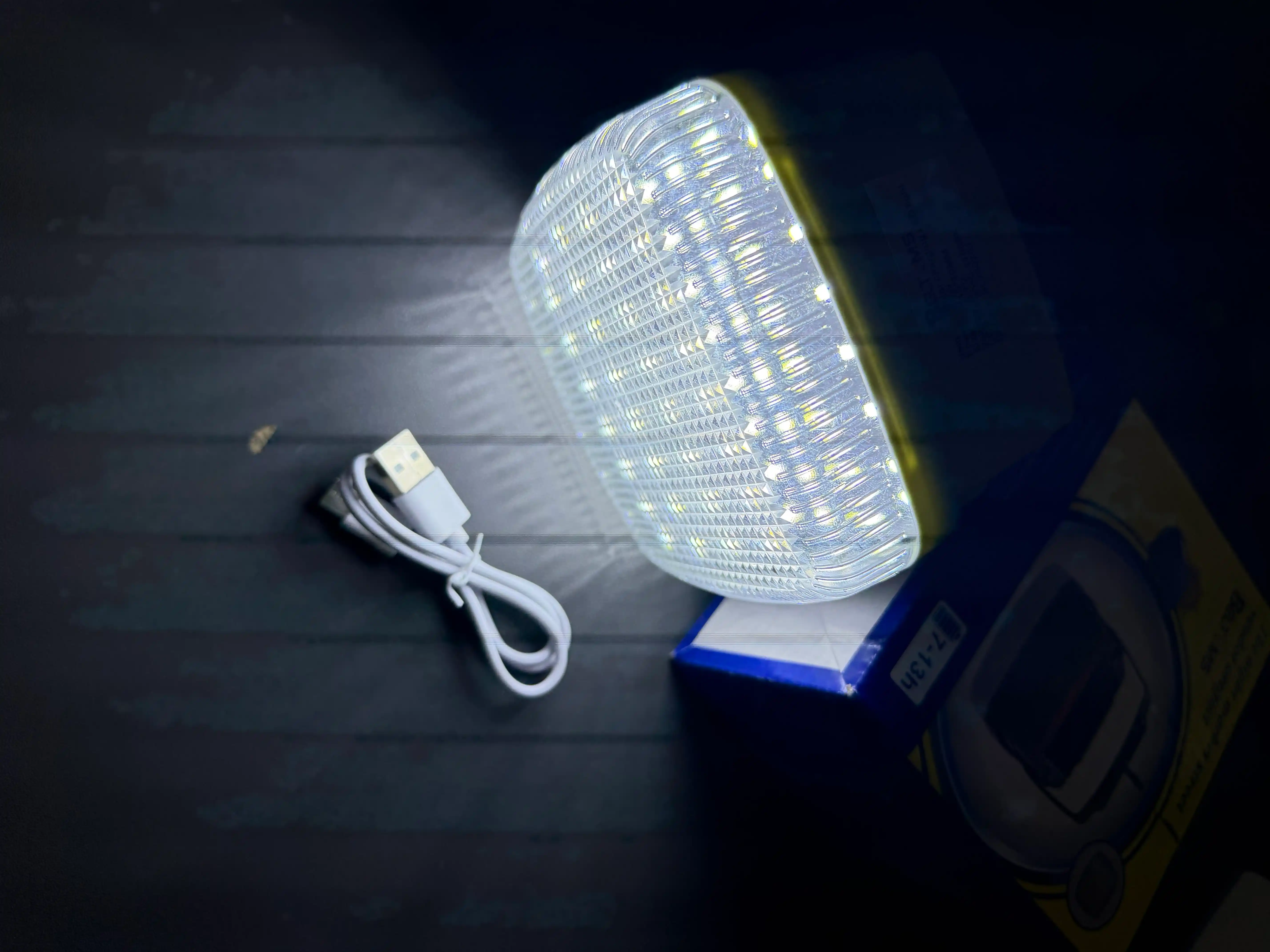 LED fonar quyosh paneli bilan, 3600 mAh batareya, 7–10 soat yorug‘lik, portativ fonar