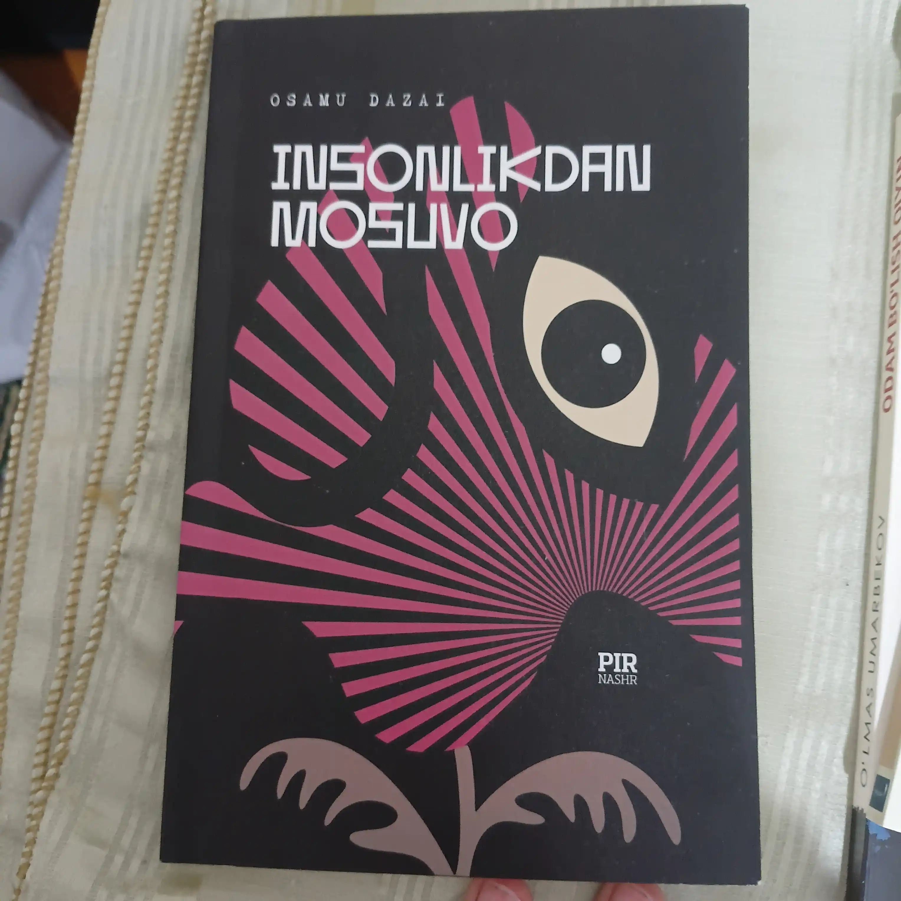 Kitob Osamu Dazai Insonlikdan mosuvo roman badiiy asar psixologik bestseller