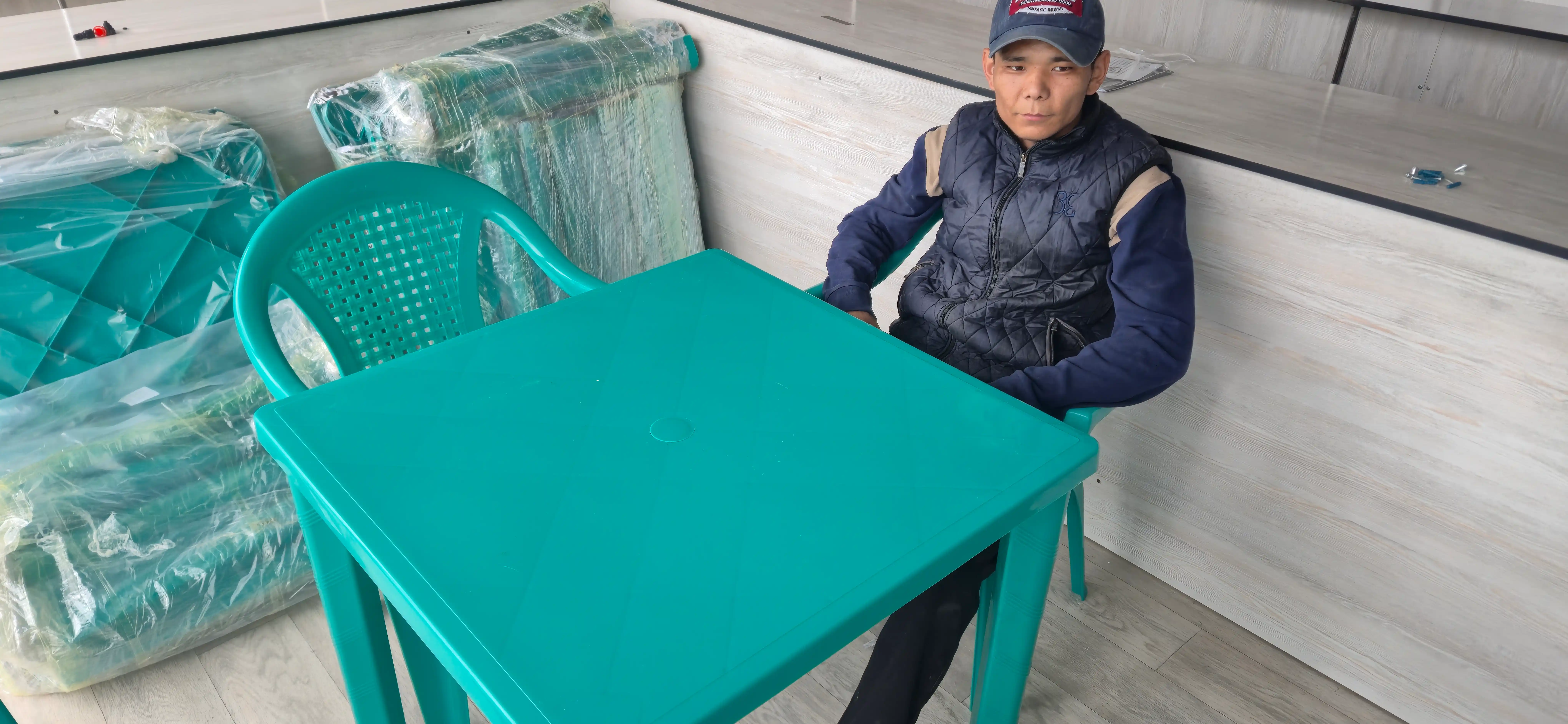 Plastik mebel to'plami stol va 4 ta stul, uy, hovli, va ko'cha uchun