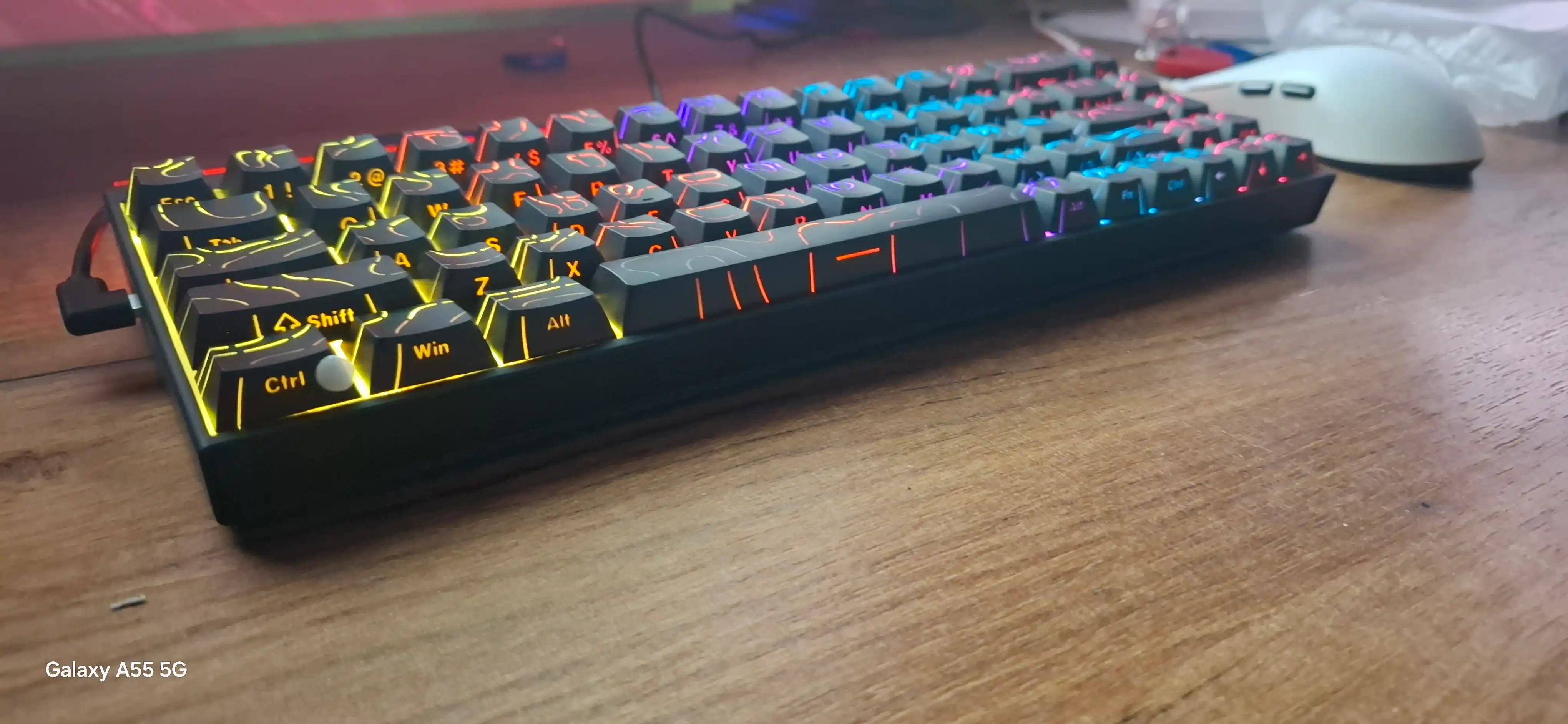 Geymerlar uchun RGB yoritilgan AJAZZ o‘yin klaviaturasi mexanik / membranali