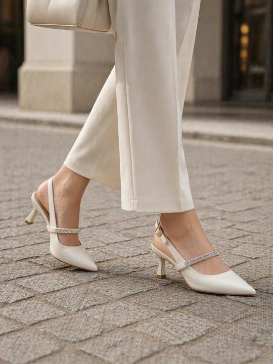 Женские туфли slingback на каблуке, с острым носом и декоративным ремешком