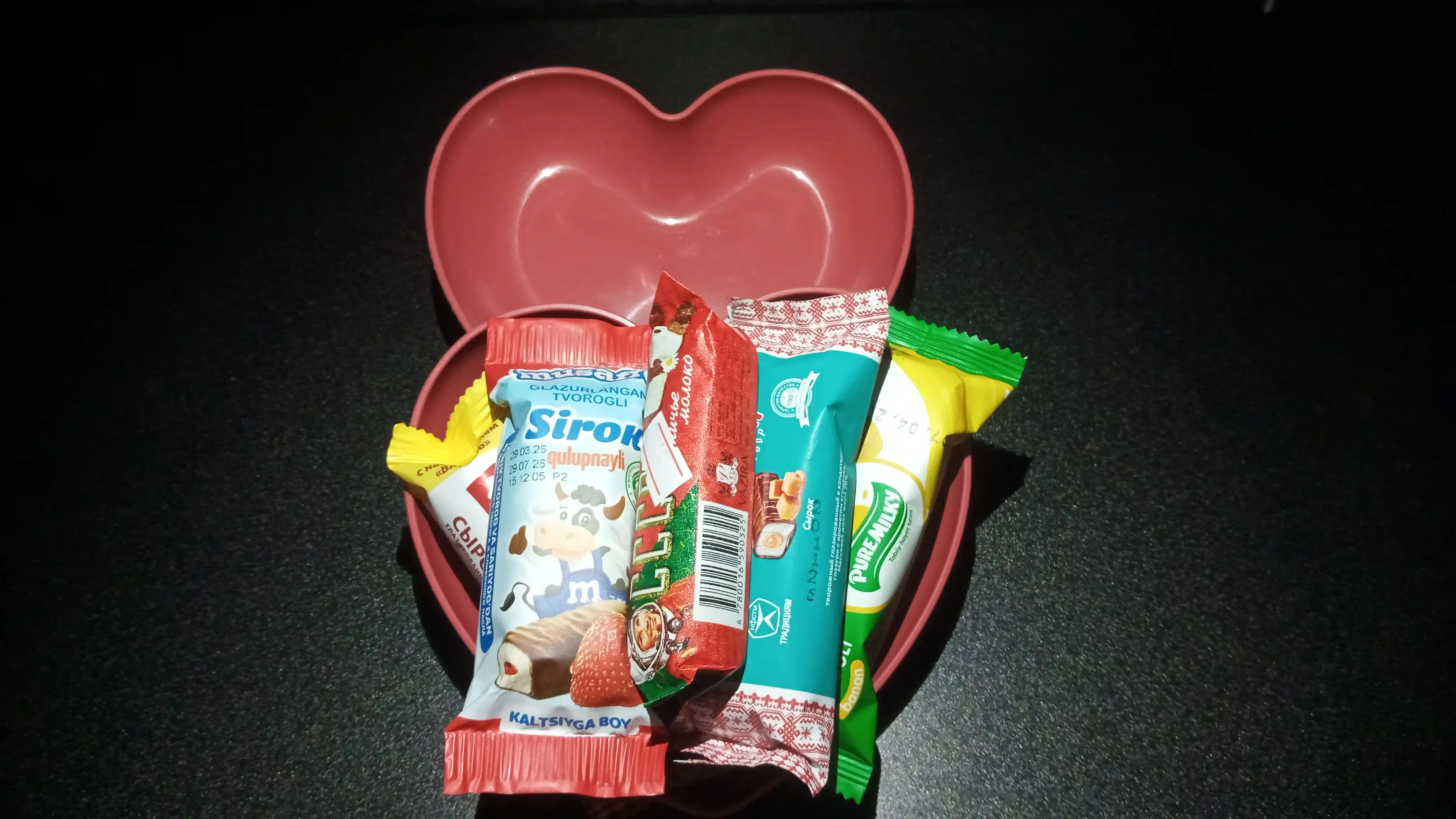 Yurak shaklidagi plastik qayta ishlatiladigan tarelkalar