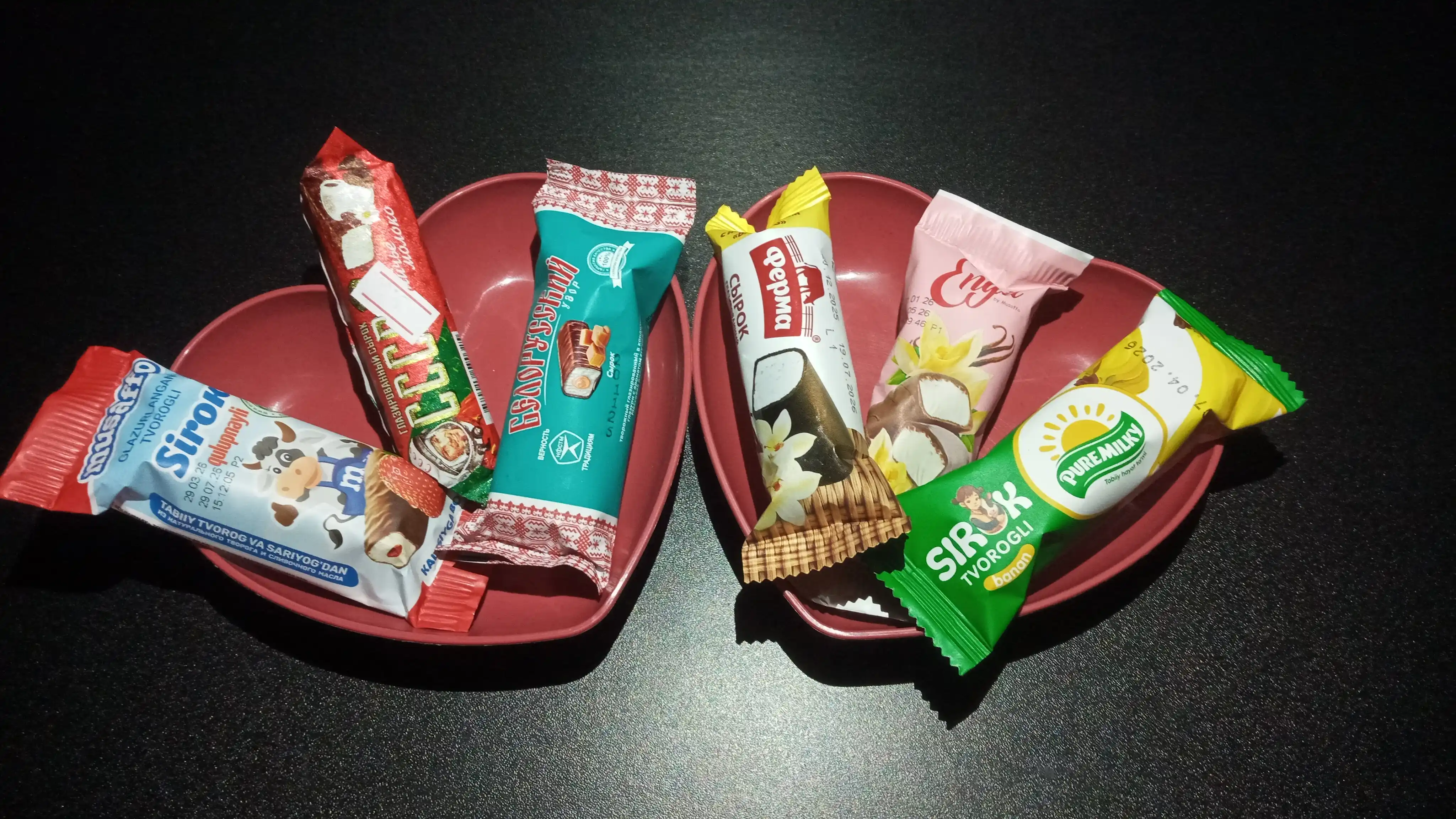 Yurak shaklidagi plastik qayta ishlatiladigan tarelkalar