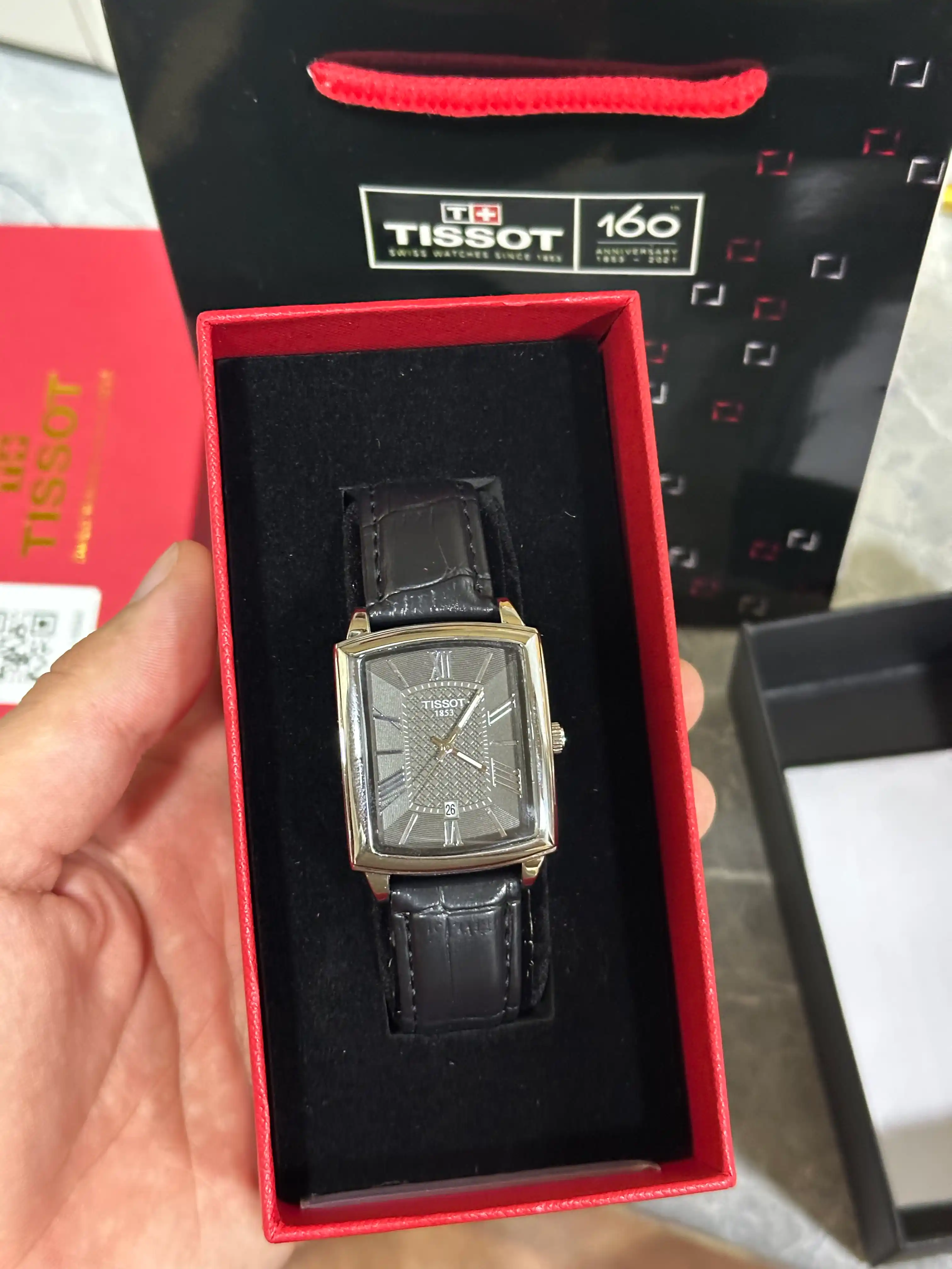 Tissot erkaklar qo‘l soati, klassik dizayn, charm remeshok, sovg'a qutisida va paketi bilan