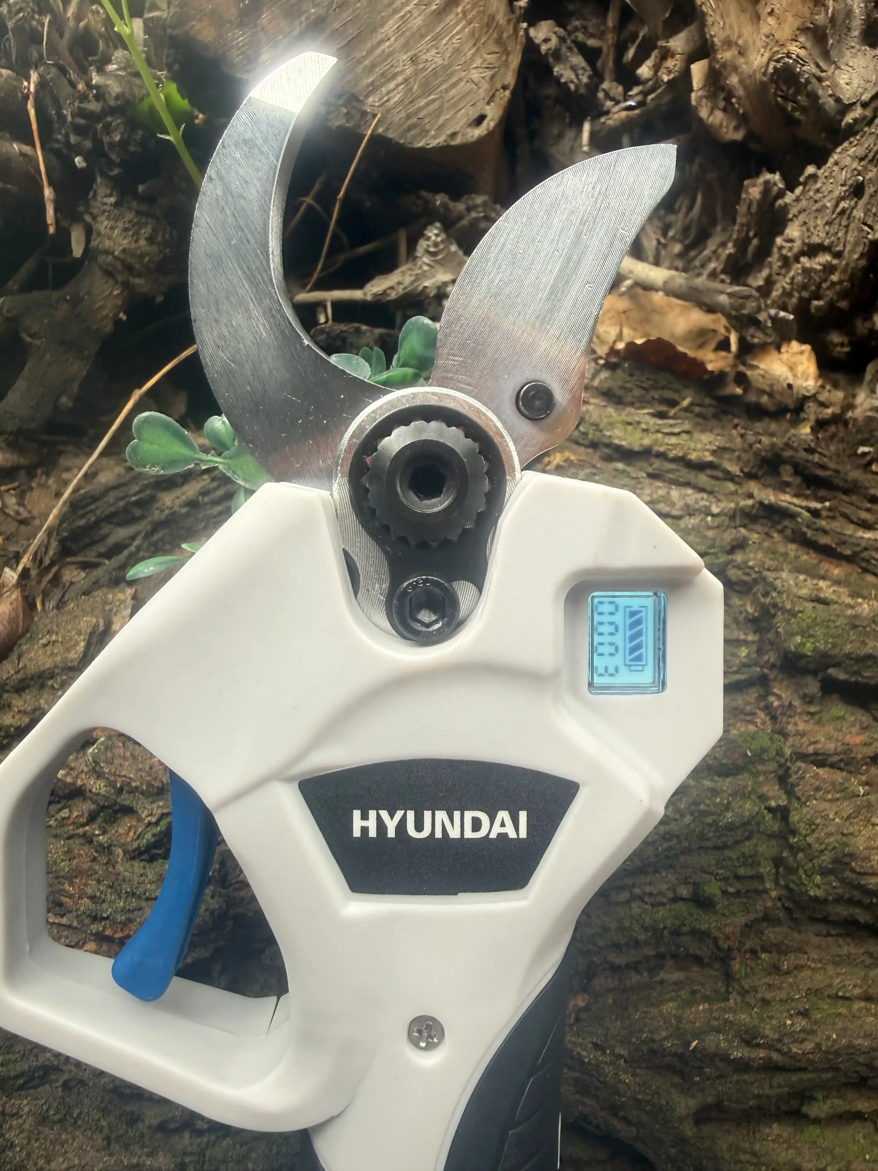 Cho'tkasiz akkumulyatorli 2.0Ah/4.0Ah sekator HYUNDAI