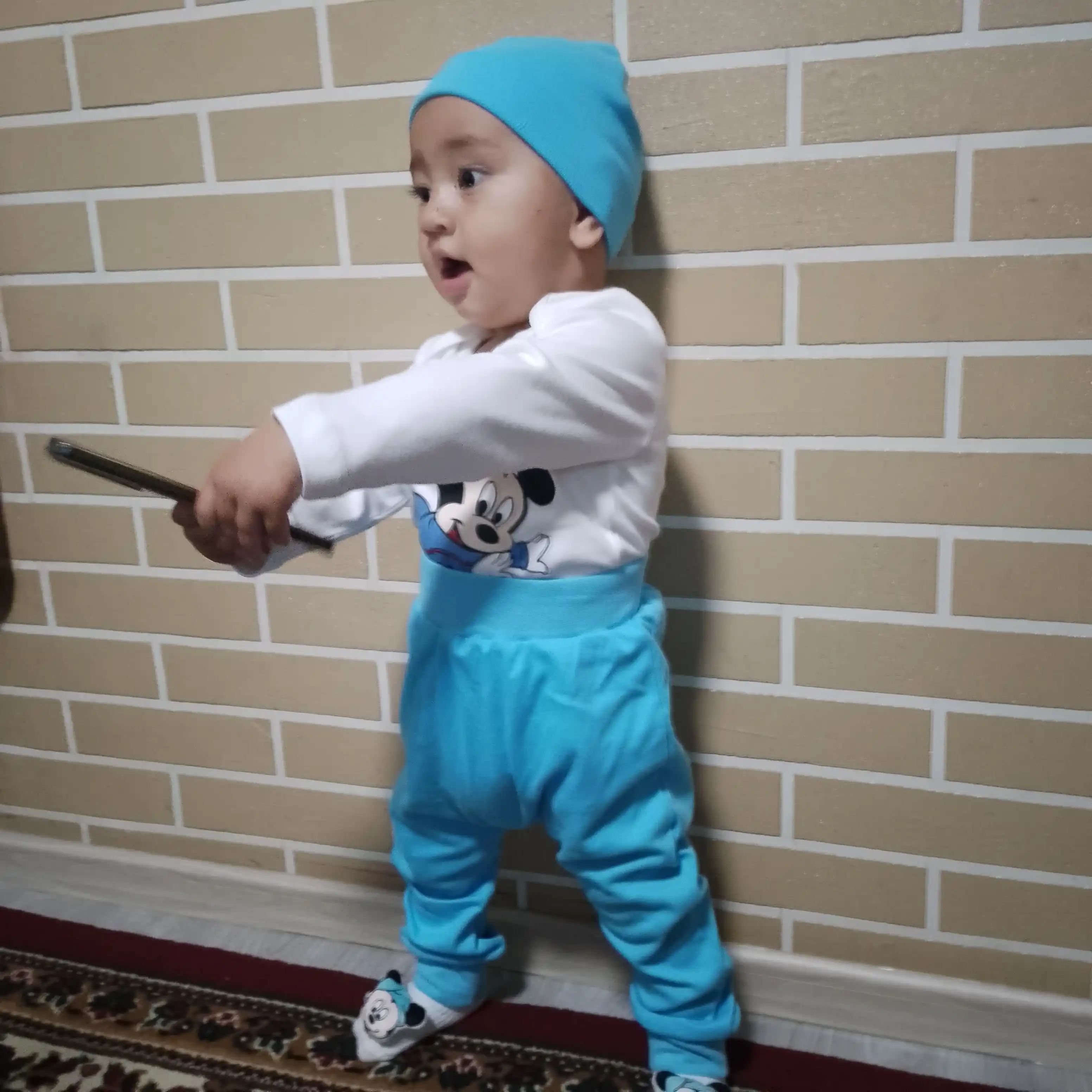 Chaqaloqlar uchun 4 qismli kiyim komplekti: bodi, ishtoncha, shapka va paypoqlar