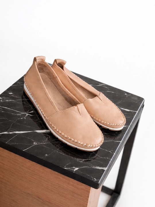 Ayollar uchun tabiiy charm slip-on tufli, qulay va yengil kundalik oyoq kiyim