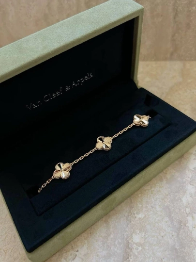Браслет в стиле Van Cleef с клевером — элегантный и современный дизайн