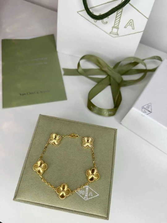 Браслет в стиле Van Cleef с клевером — элегантный и современный дизайн - 