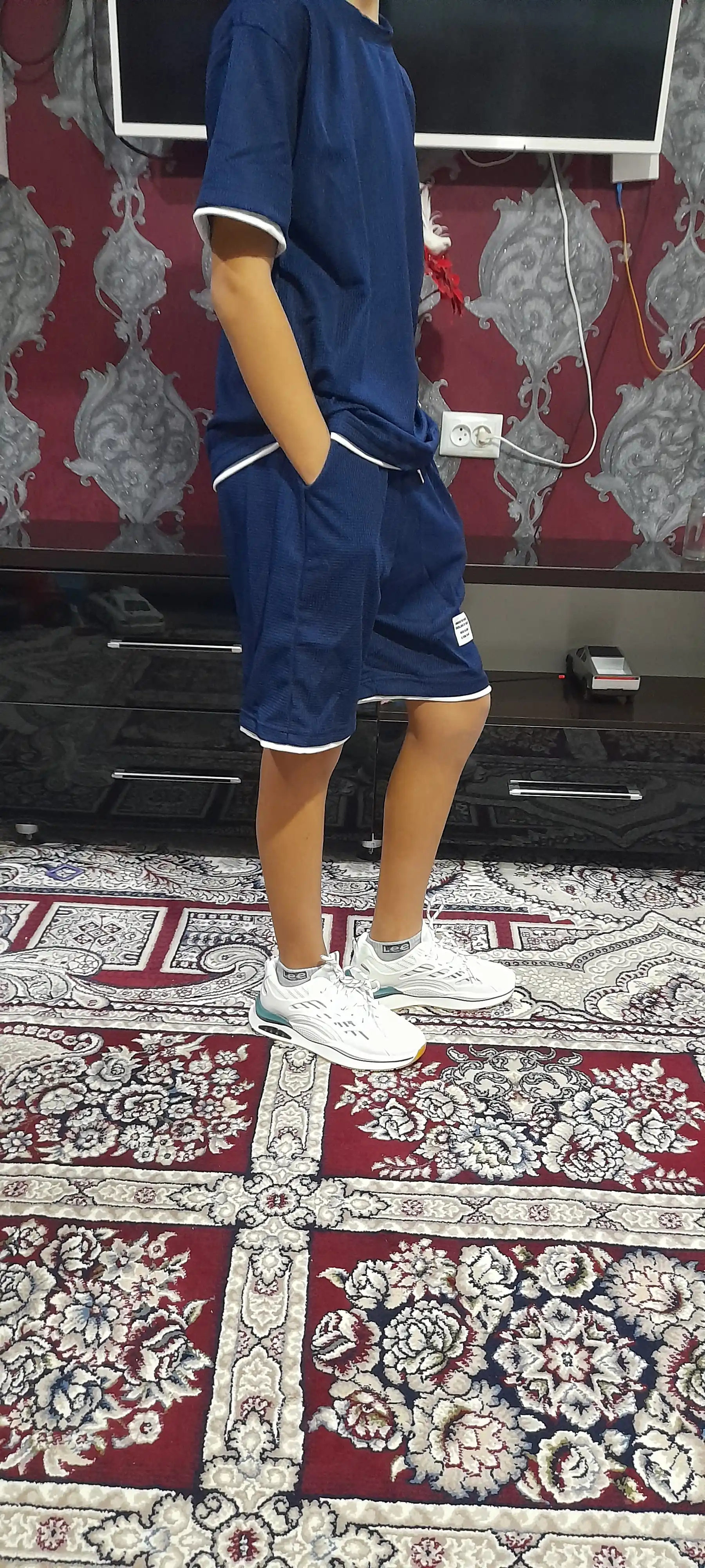 Futbolkalar va shortilar — erkaklar uchun sport kiyimi 1 o'lcham kichik