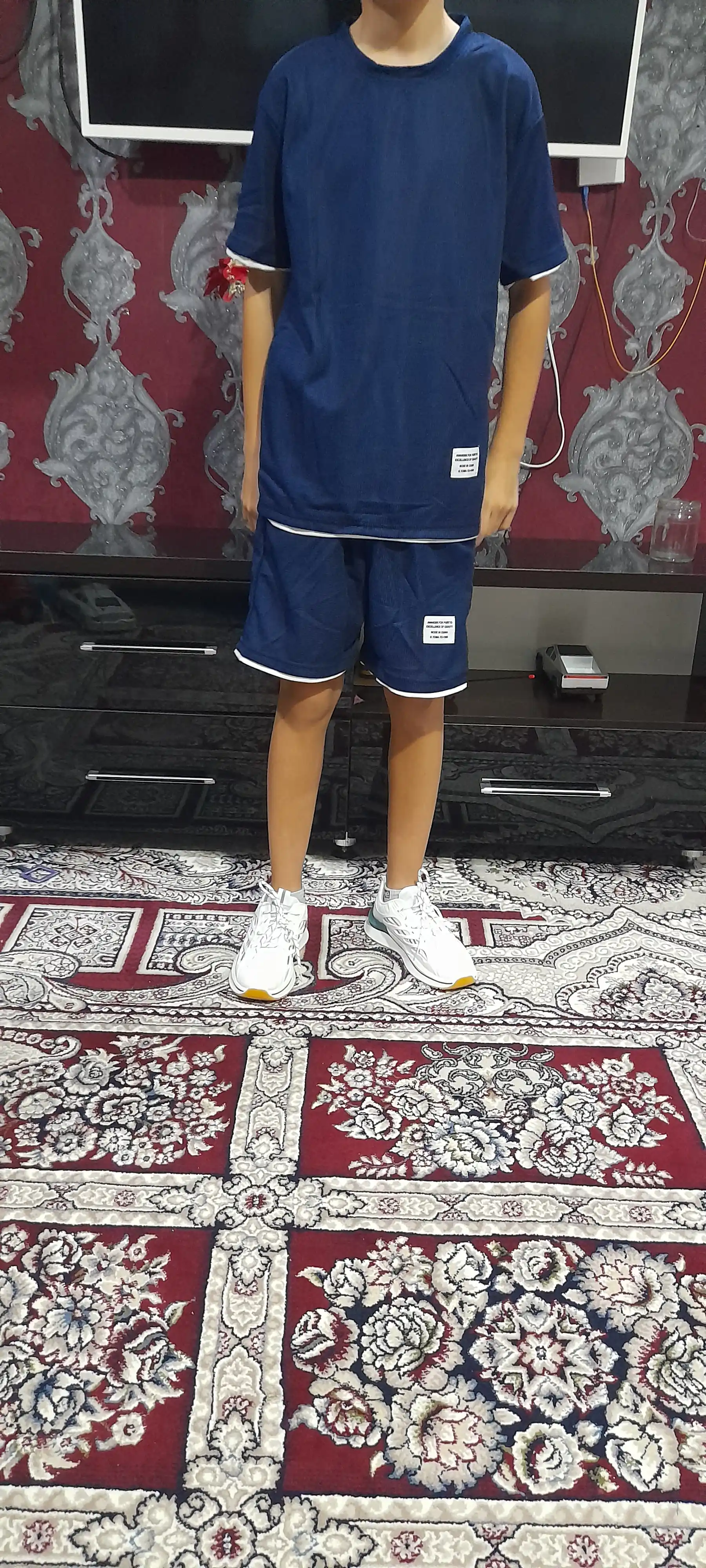 Futbolkalar va shortilar — erkaklar uchun sport kiyimi 1 o'lcham kichik