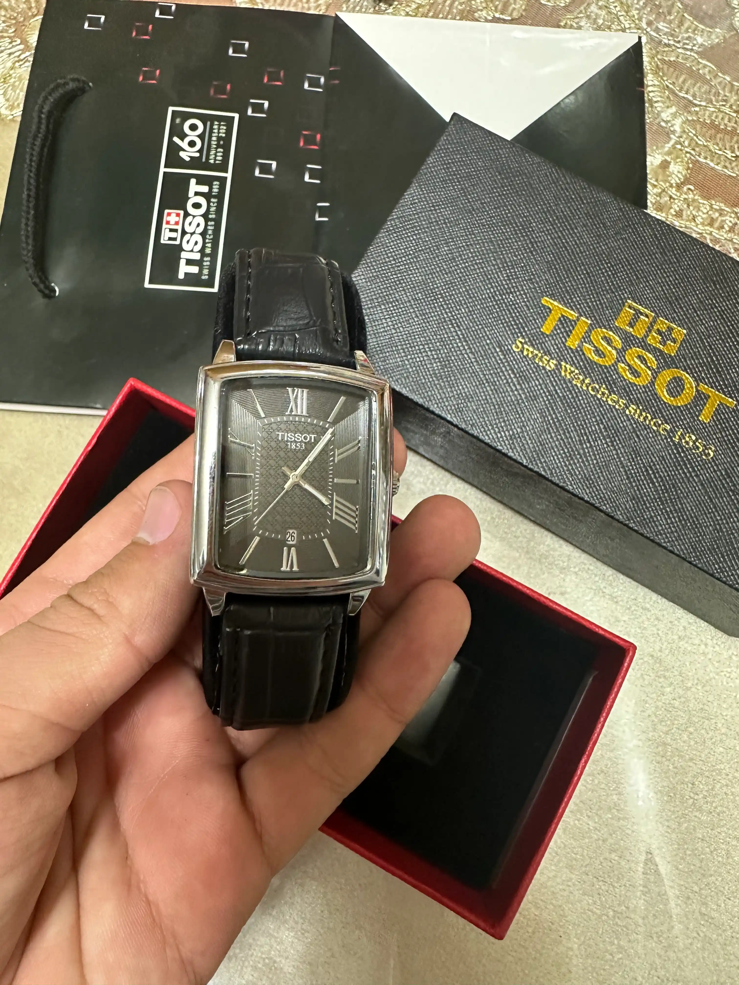 Tissot erkaklar qo‘l soati, klassik dizayn, charm remeshok, sovg'a qutisida va paketi bilan