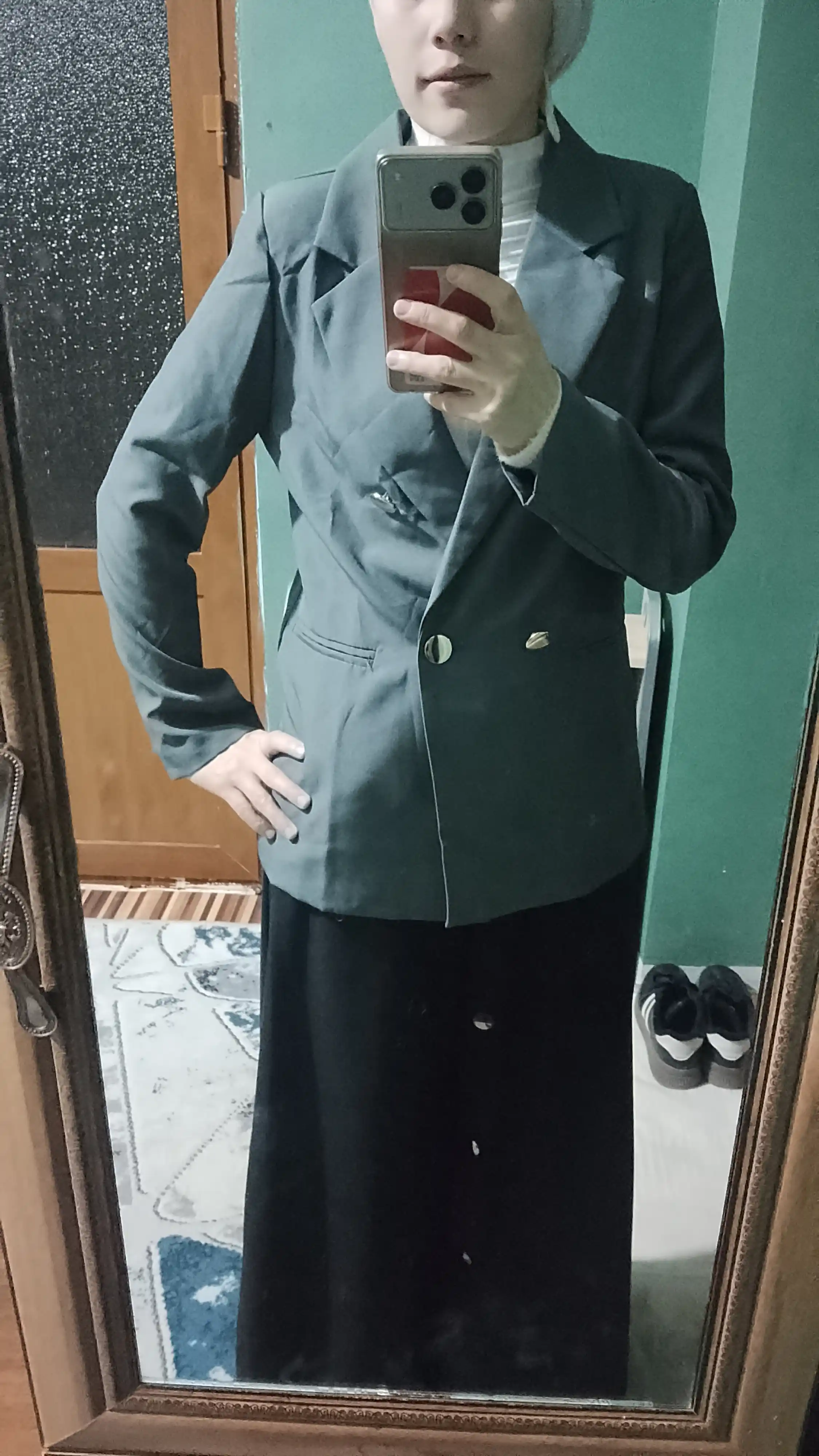 Ayollar pidjagi, klassik, tugmali uzaytirilgan jaket
