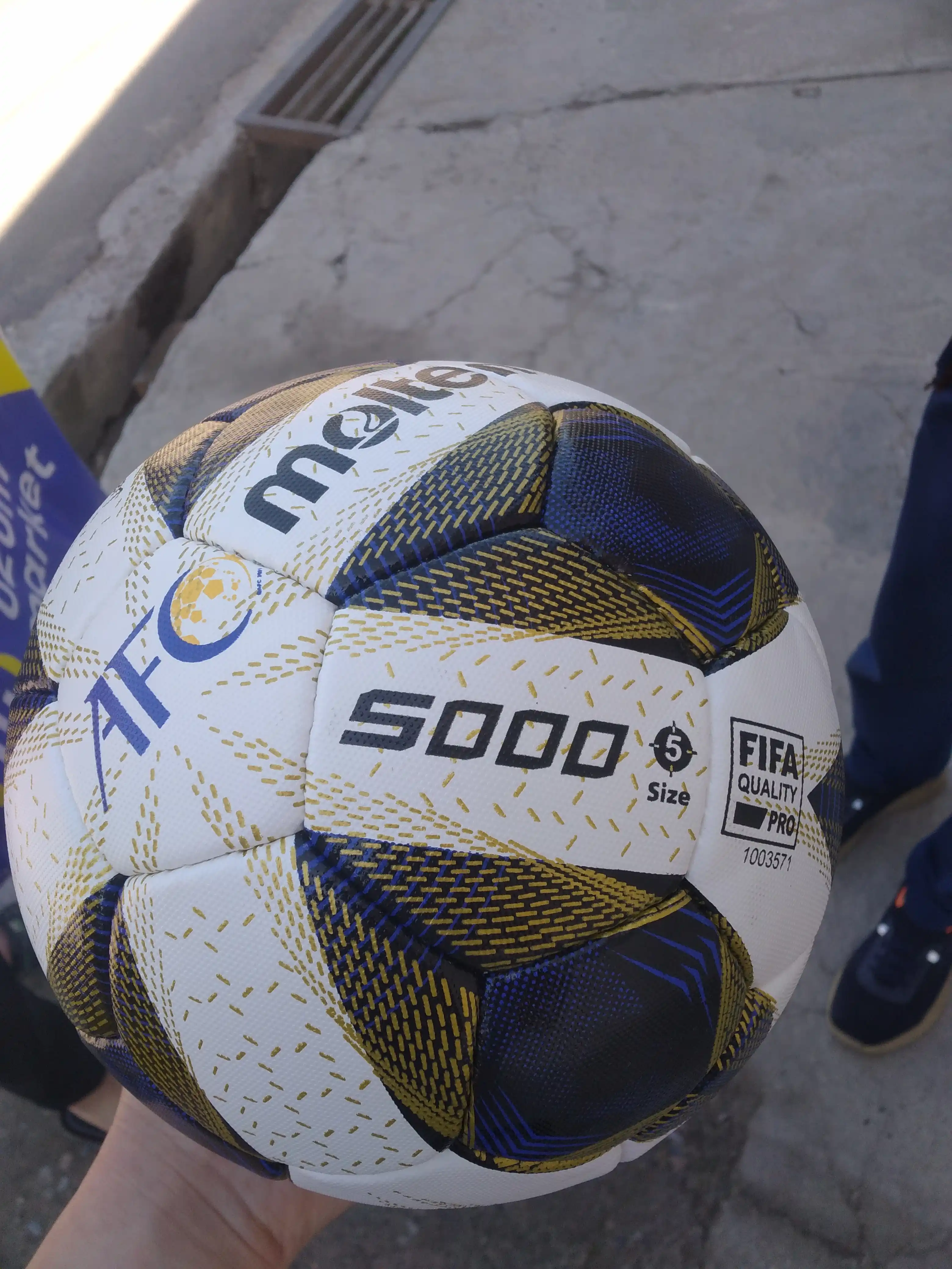 Futbol to'pi Molten F5A5000-AC, o'lcham 5