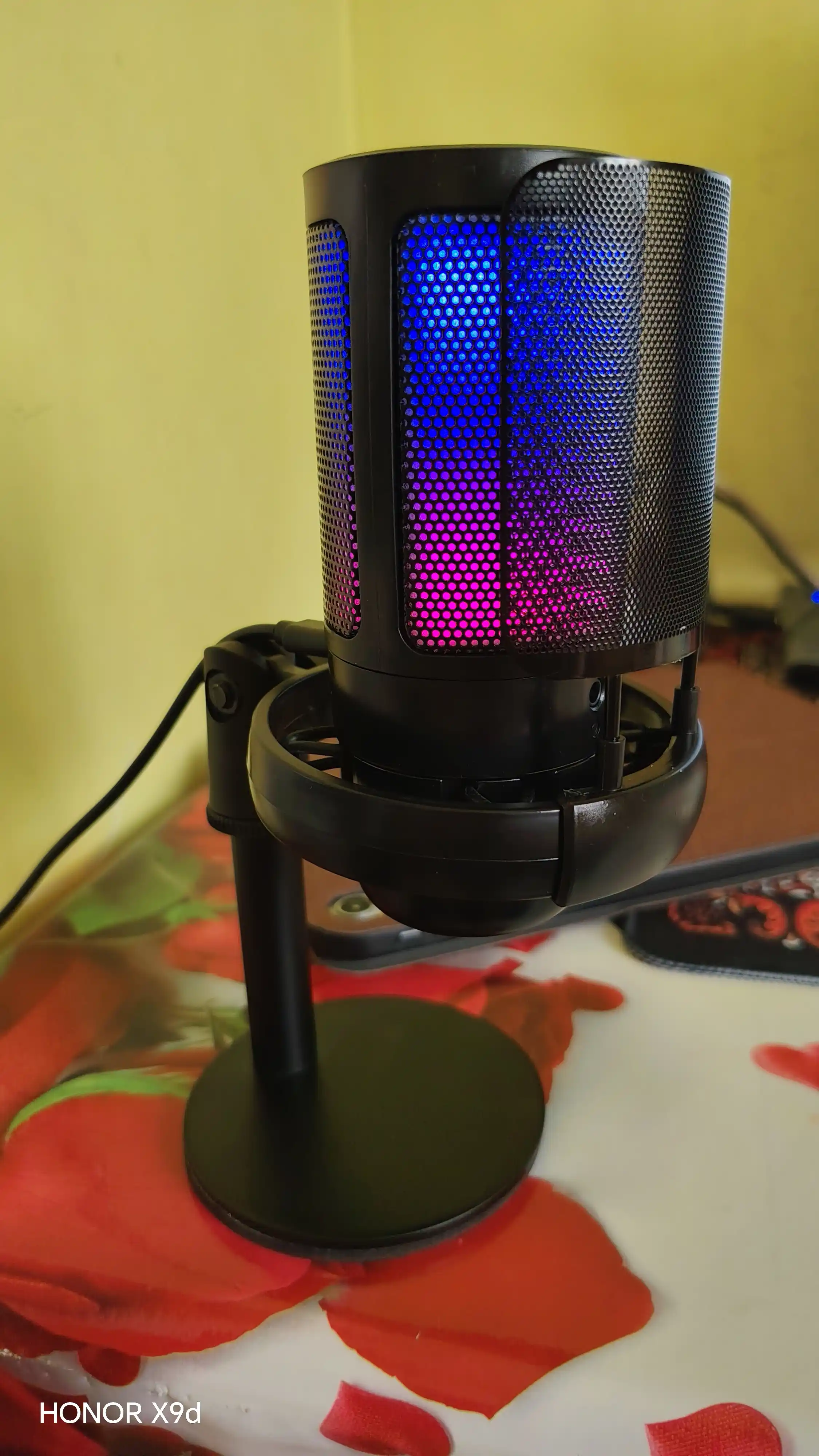 O'yin uchun kondensatorli RGB mikrofon ME6S, pop-filtr va stend bilan