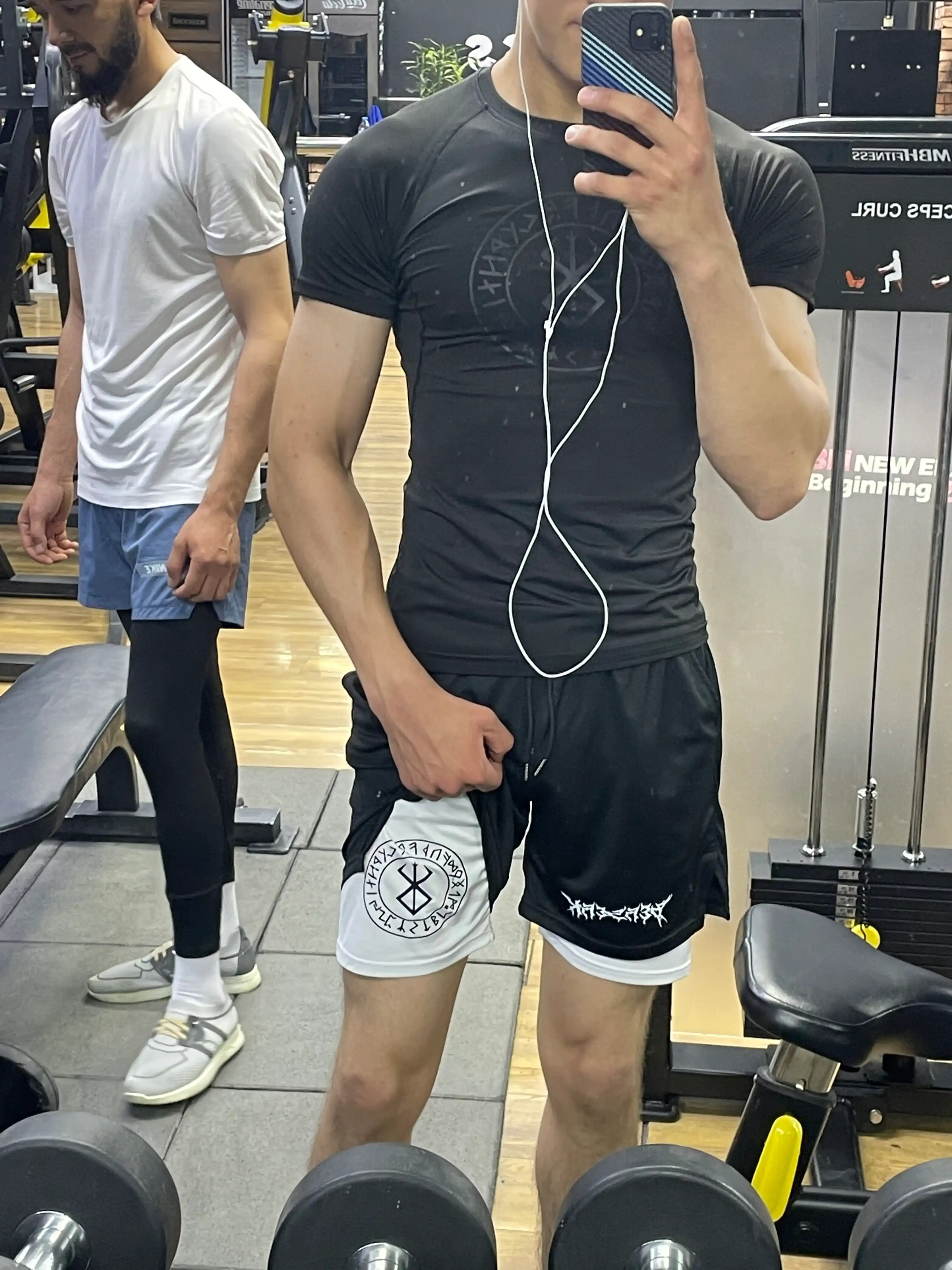 Kompression sport kostyumi, 2 ta 1 da: fitnes va yugurish uchun futbolka va shortiklar
