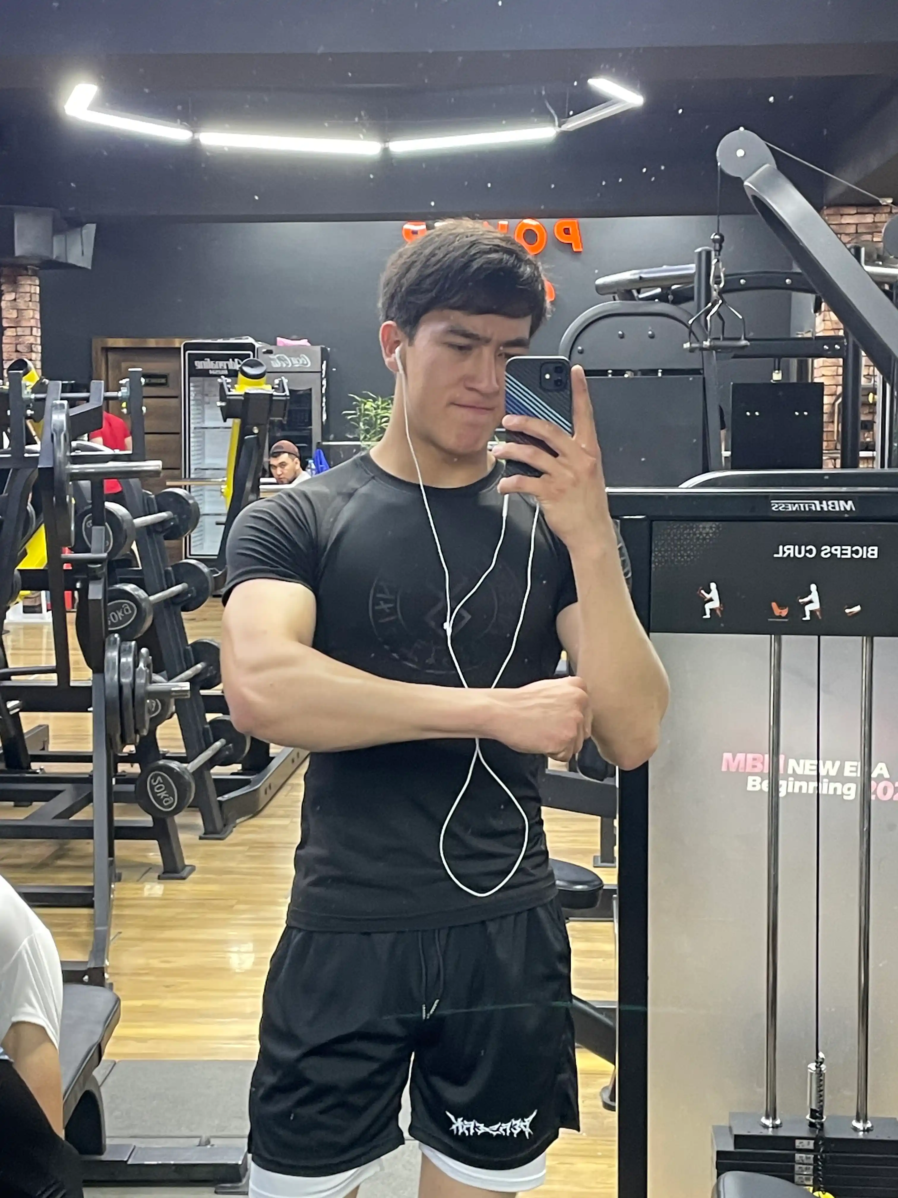 Kompression sport kostyumi, 2 ta 1 da: fitnes va yugurish uchun futbolka va shortiklar