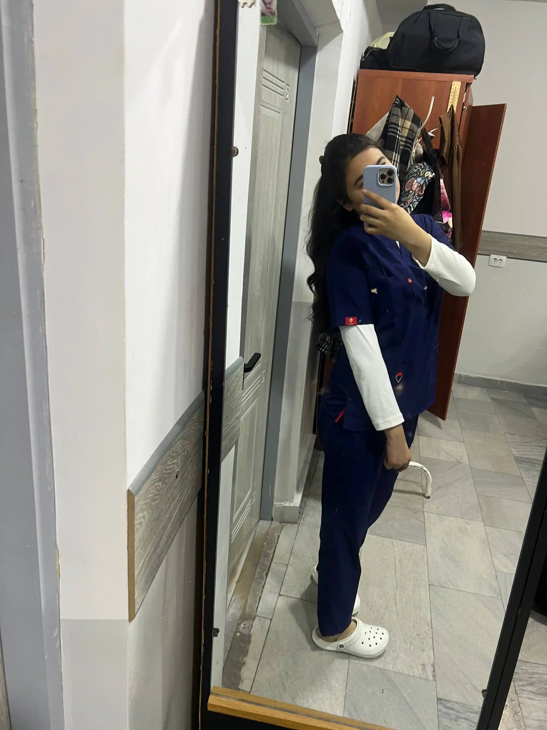 Ayollar tibbiy formasi, jarrohlik formasi shimi bilan