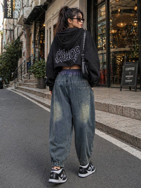 Ayollar uchun keng baggy jinsi shimlar, dekorativ patch va print bilan, streetwear uslub