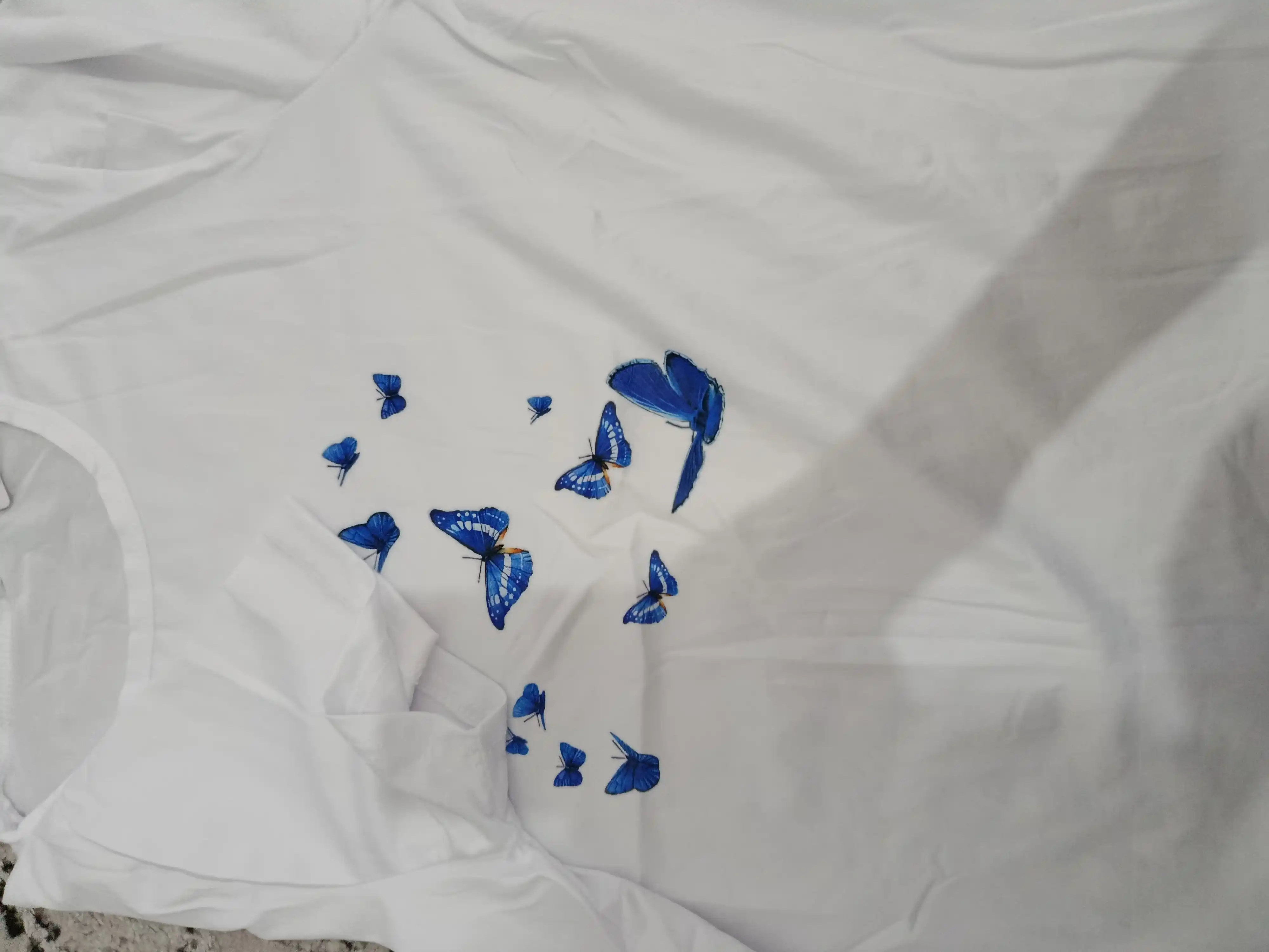 O‘smir qizlar uchun oq futbolka, faol harakat qilish uchun juda qulay
