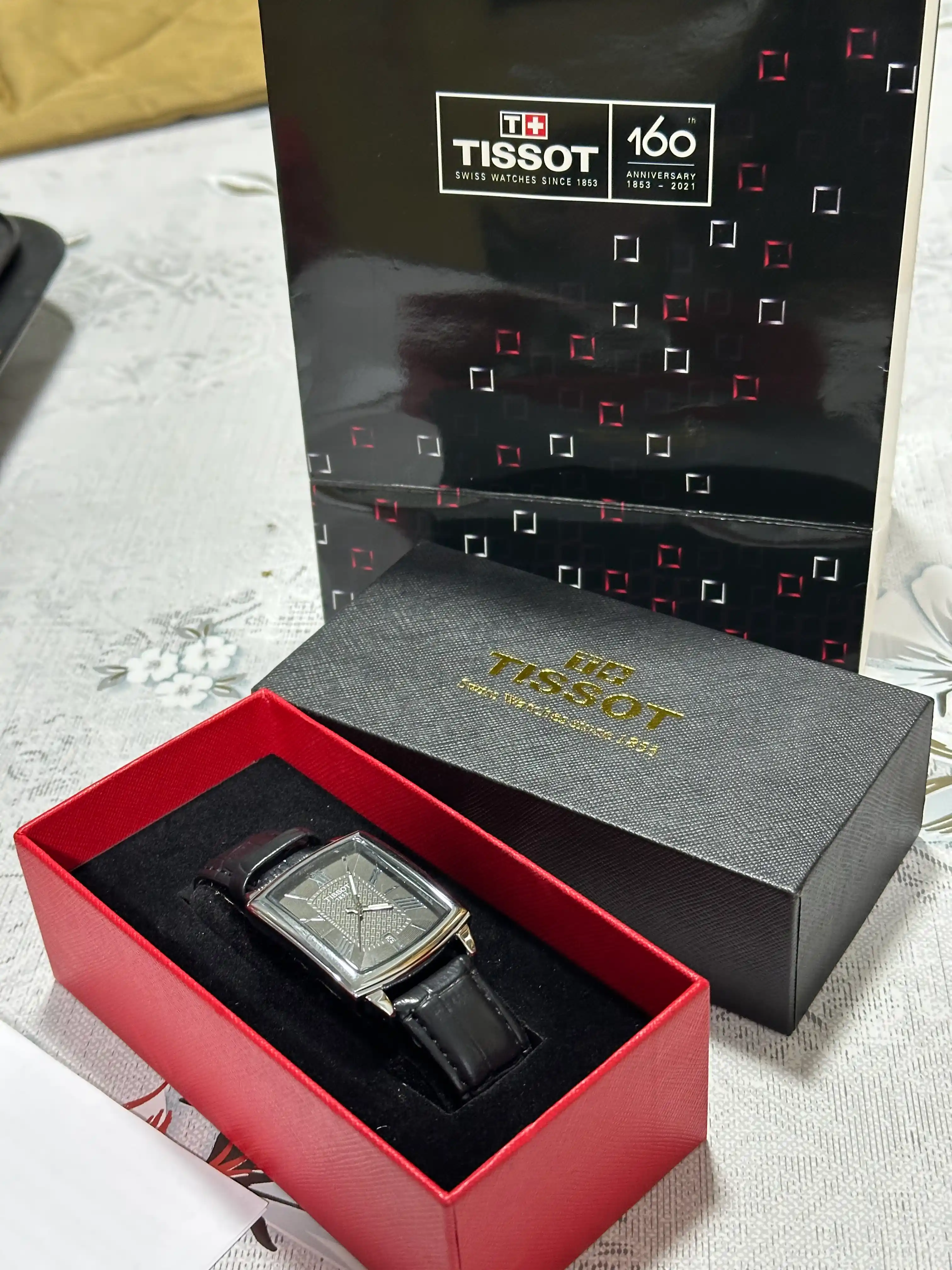 Tissot erkaklar qo‘l soati, klassik dizayn, charm remeshok, sovg'a qutisida va paketi bilan