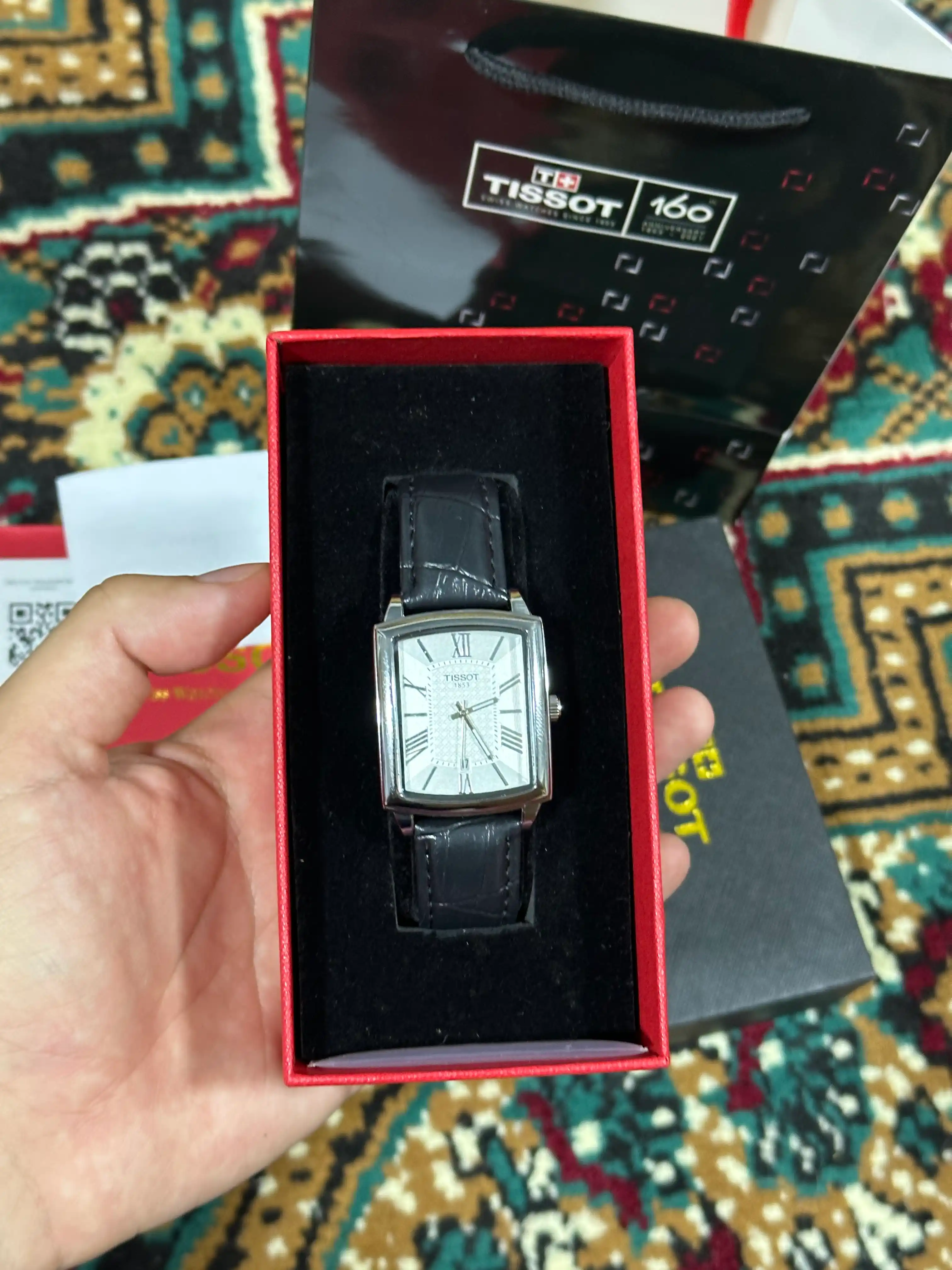 Tissot erkaklar qo‘l soati, klassik dizayn, charm remeshok, sovg'a qutisida va paketi bilan