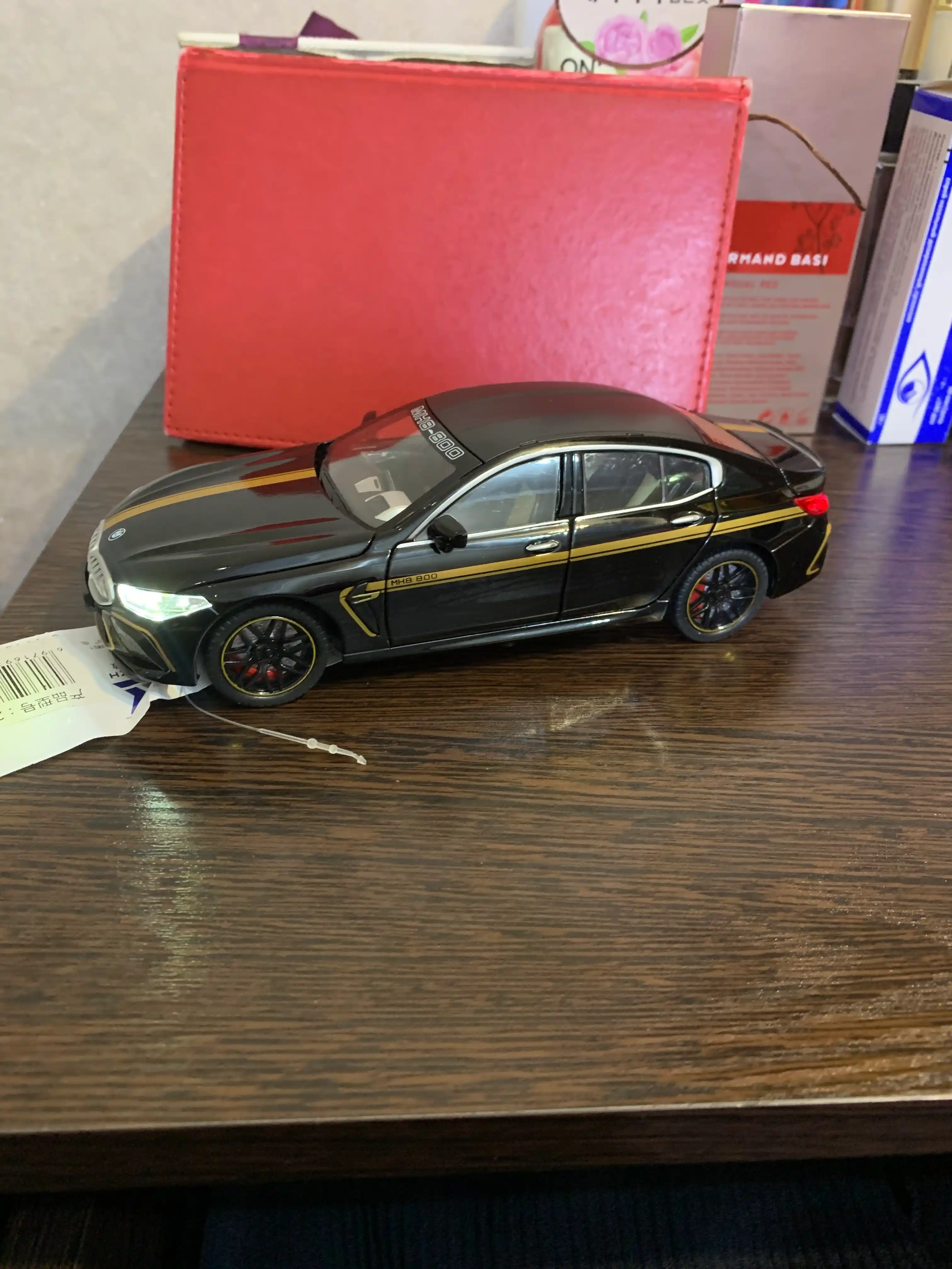 Kolleksion model BMW M8, 1:24, 21 sm
