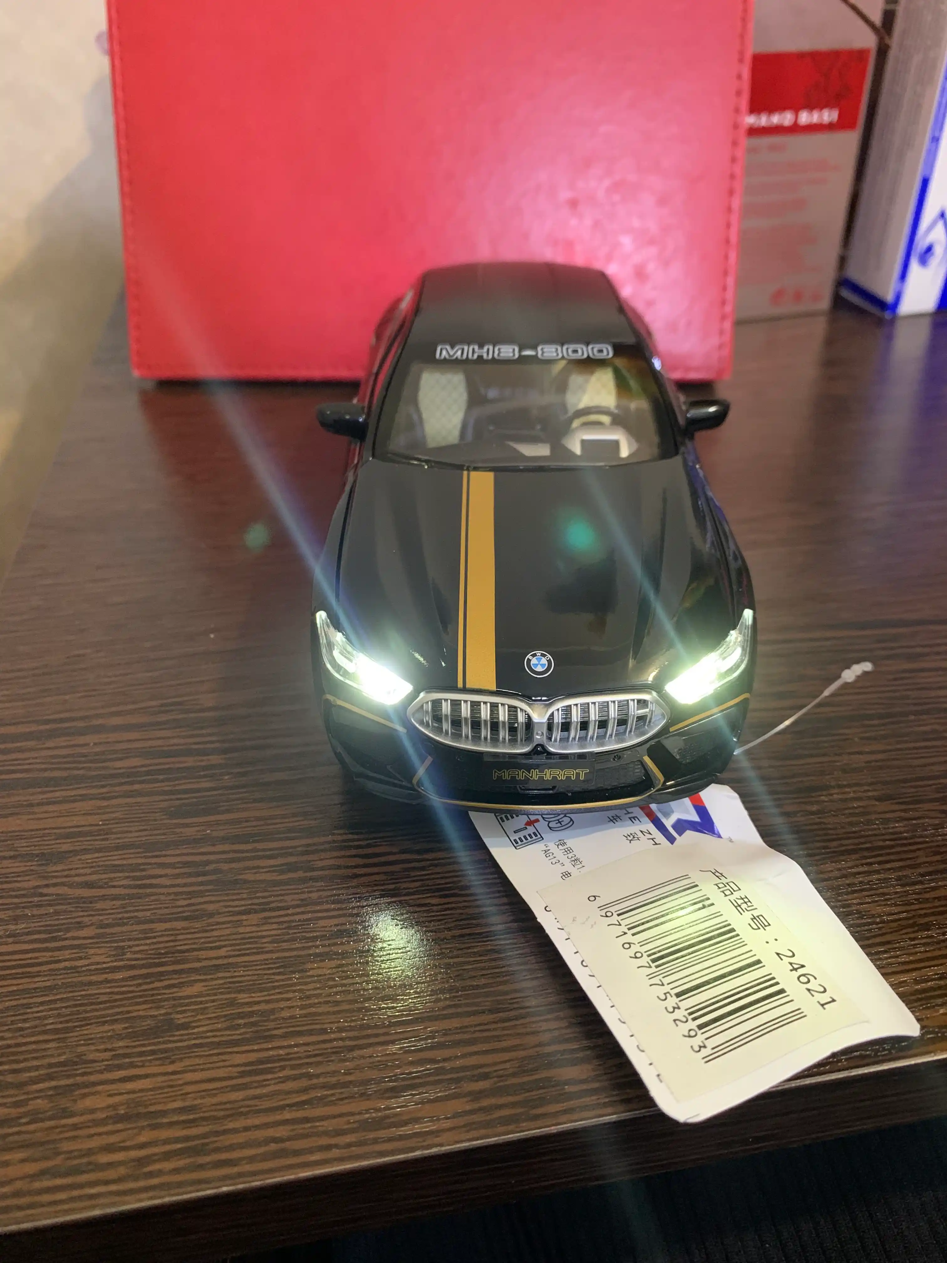 Kolleksion model BMW M8, 1:24, 21 sm