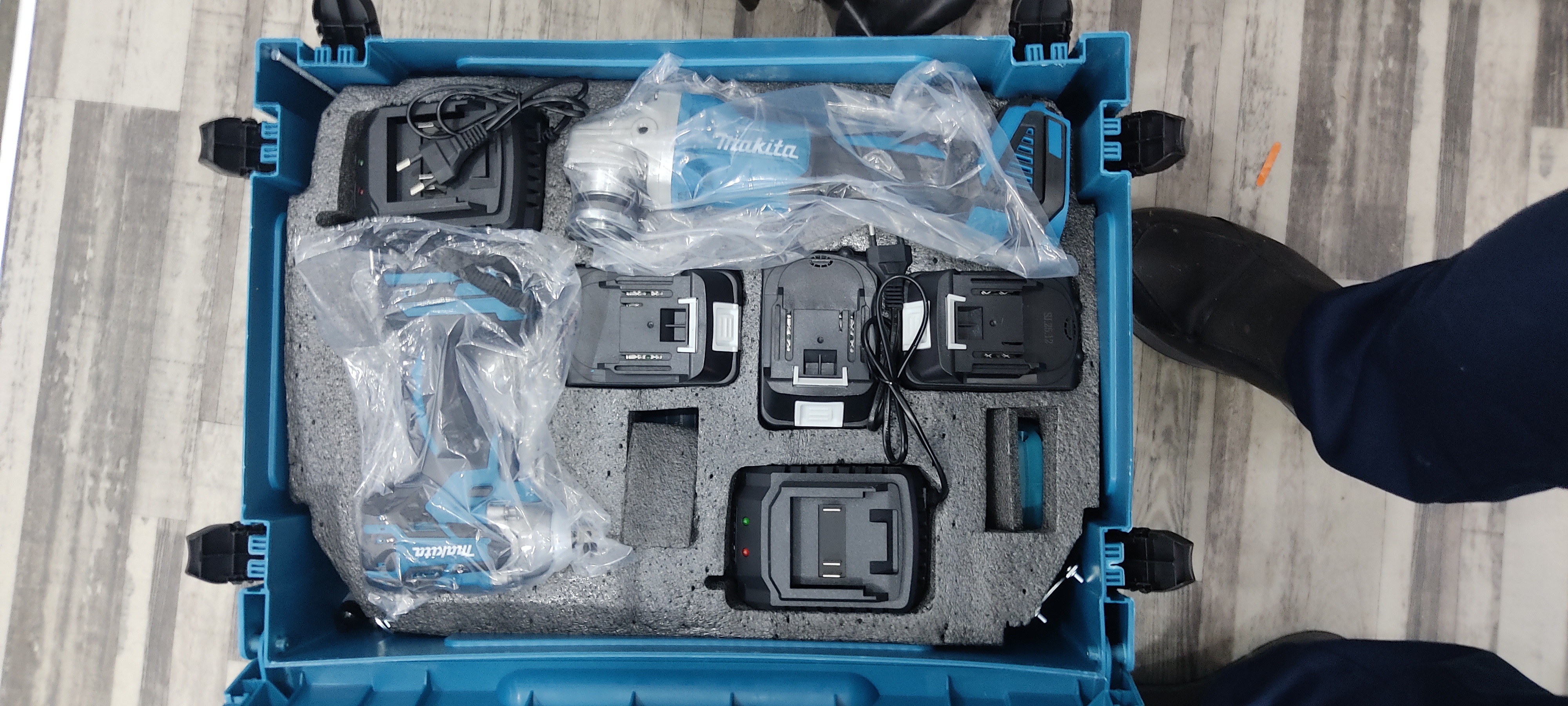Makita akkumulyatorli nabor 6 tasi 1 da: shurupovyort, perforator, bolgarka, arralar