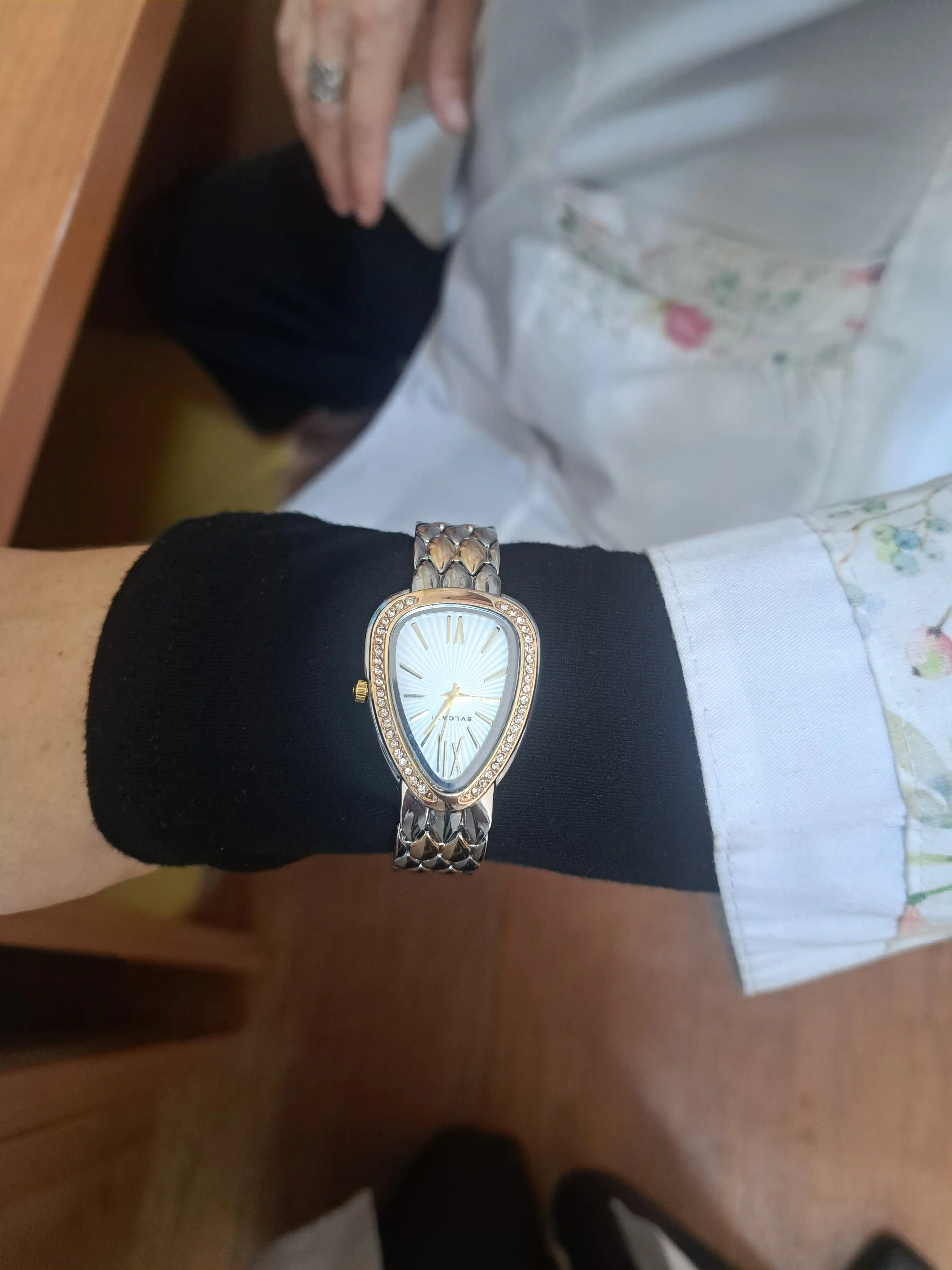 Ayollar soati, kvars mexanizmi, sovg‘a qutisidagi ayollar uchun BVLGARI qo‘l soati