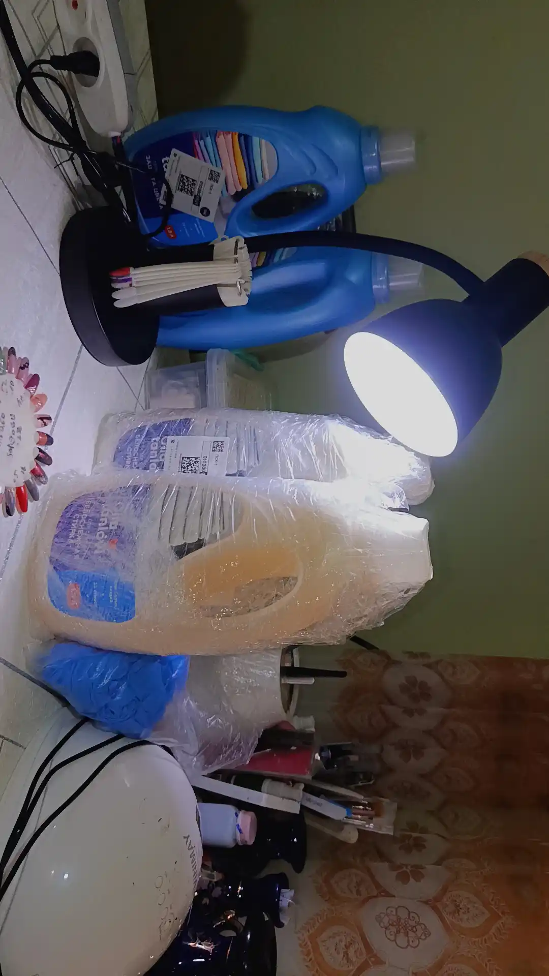Yog'och tayanchli zamonaviy uslubdagi stol lampa  pushti,oq va qora ranglarda