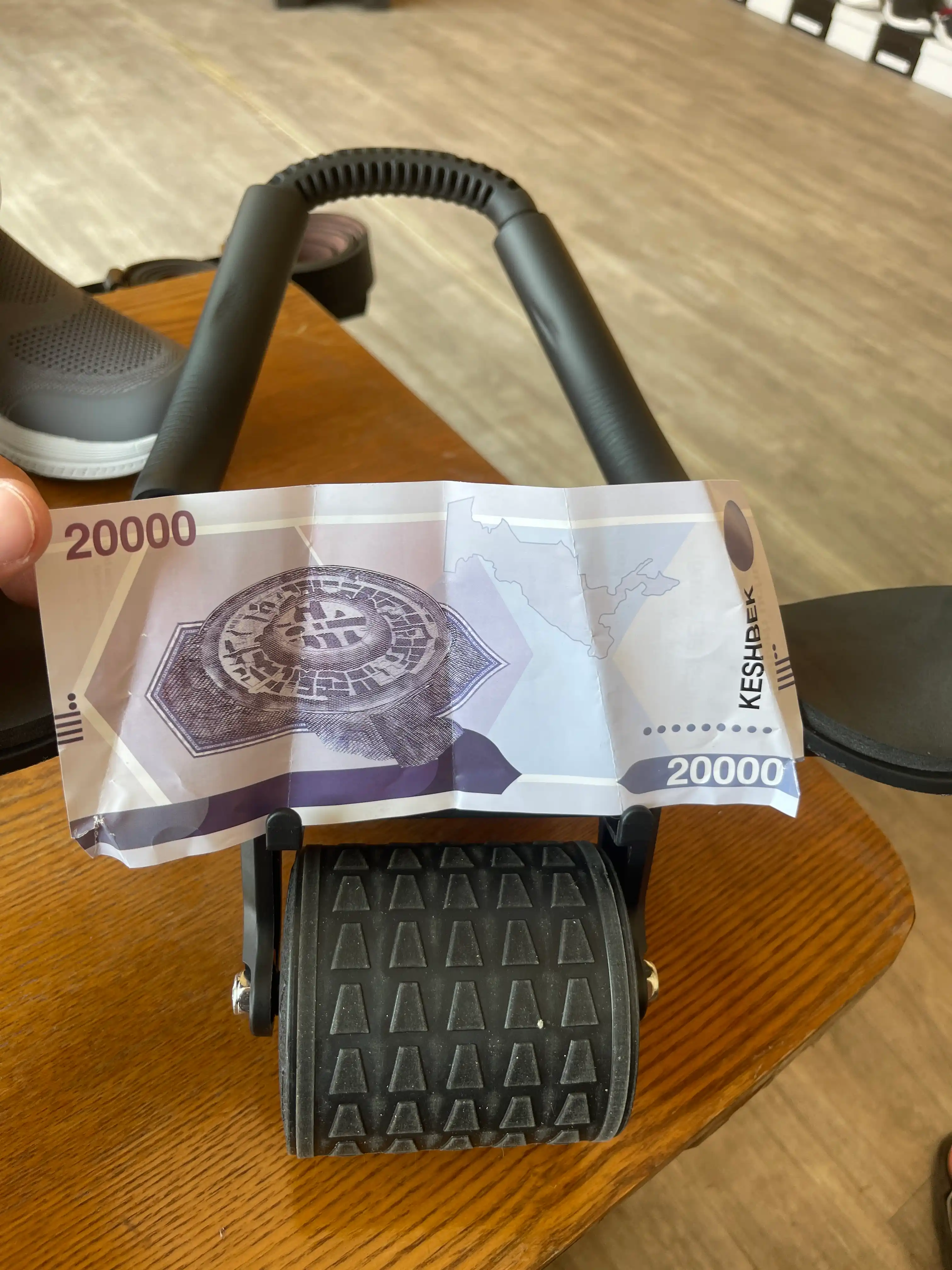 Ролик для пресса с упором для локтей и механизмом автоматического возврата