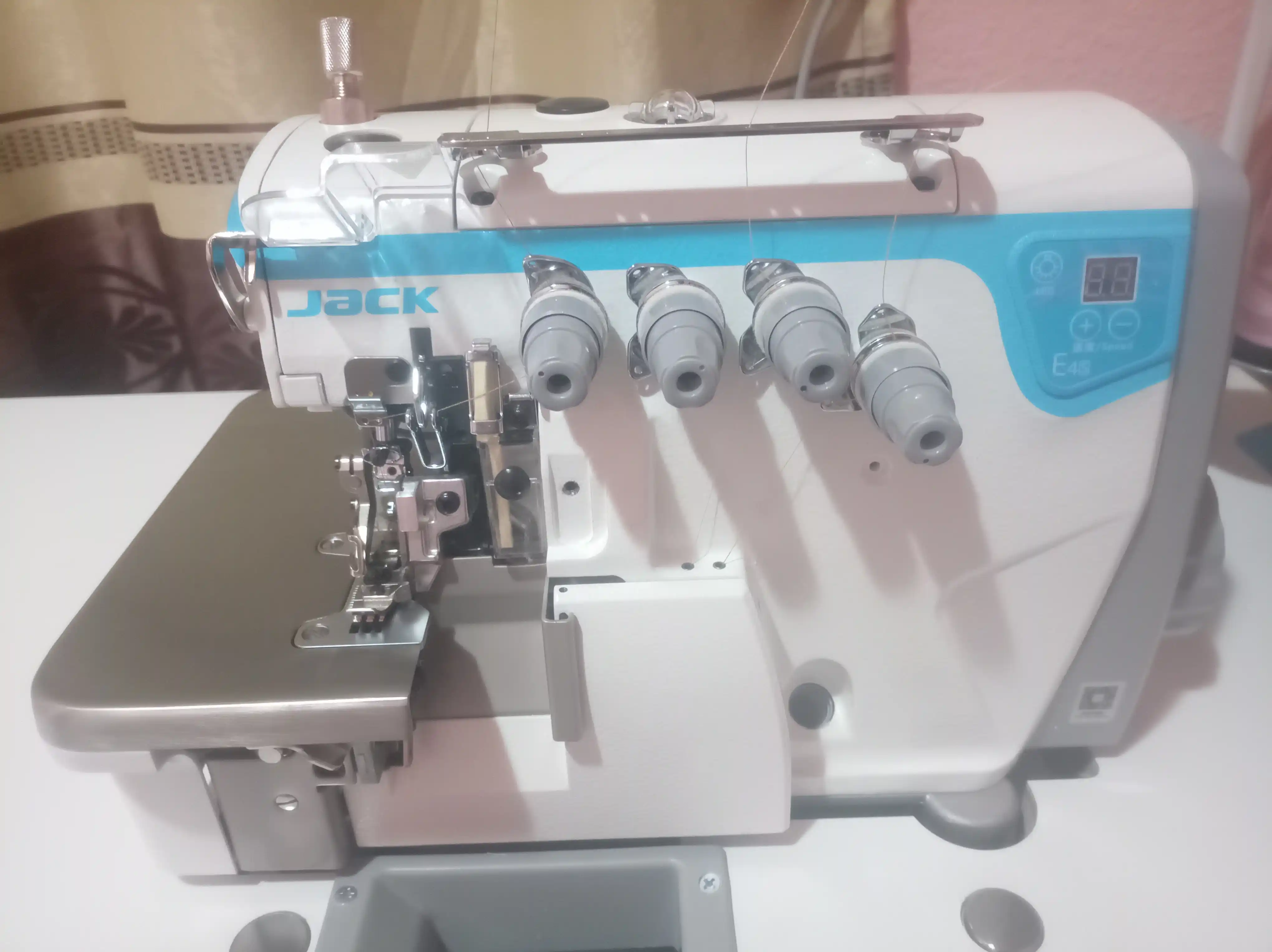 Tikuv mashinasi overlok Jack E5-4-M03/333, 4 ipli sanoat overlok mashina, servo, LED, stol