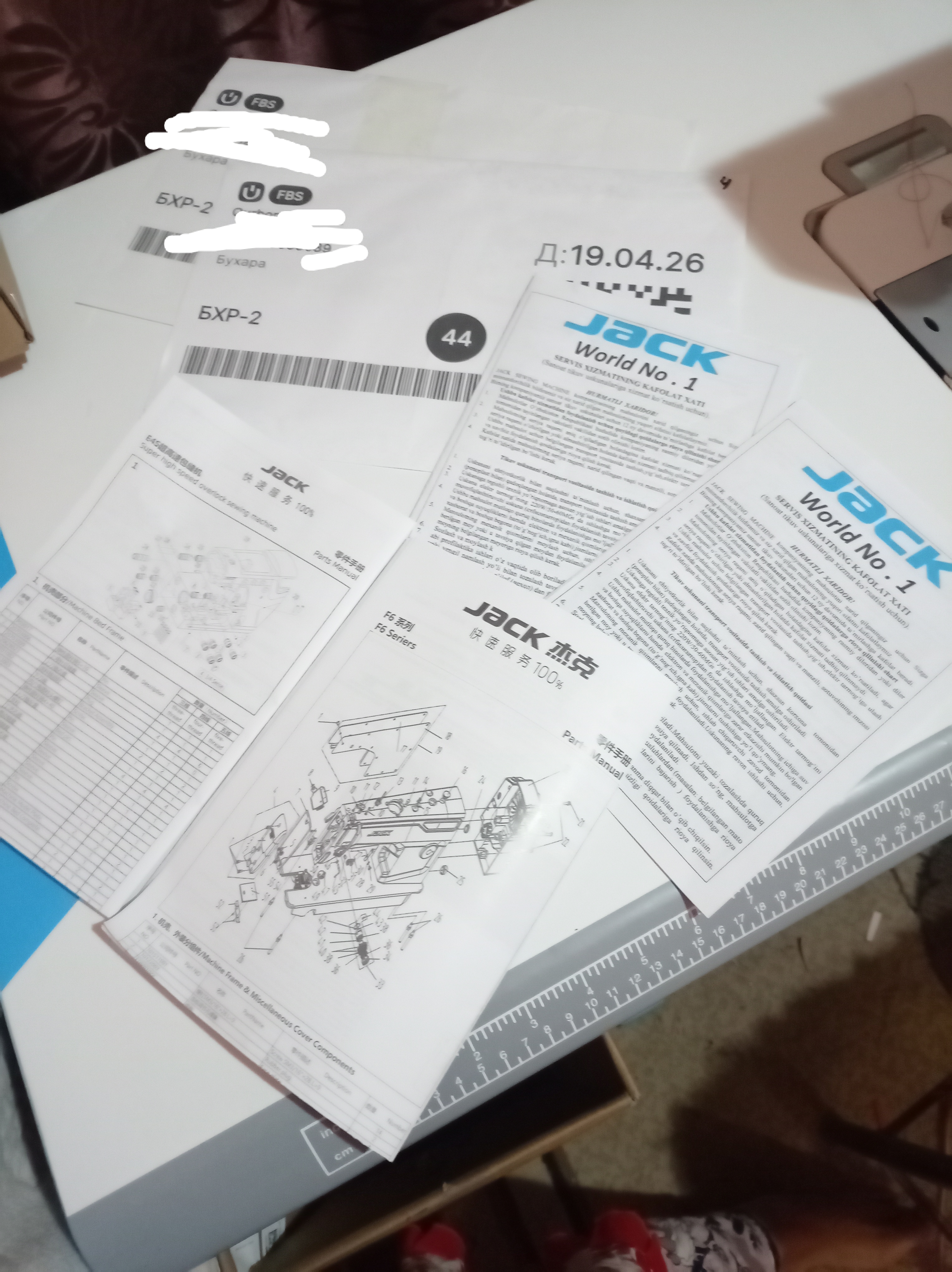 Tikuv mashinasi overlok Jack E5-4-M03/333, 4 ipli sanoat overlok mashina, servo, LED, stol