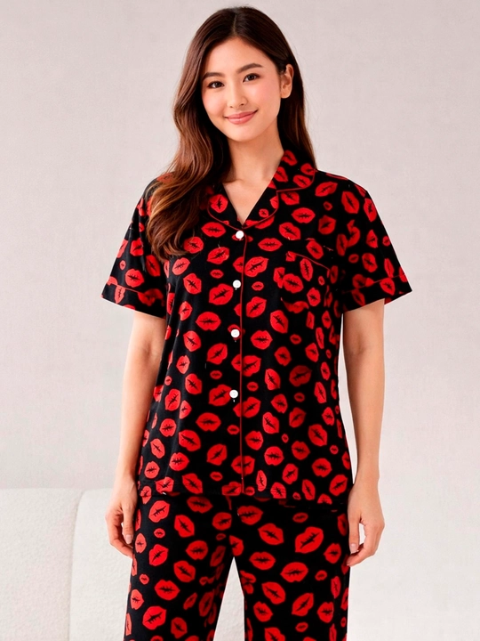Ayollar pijama to‘plami, qora va qizil rang, lab printli, tugmali ko‘ylak va shim