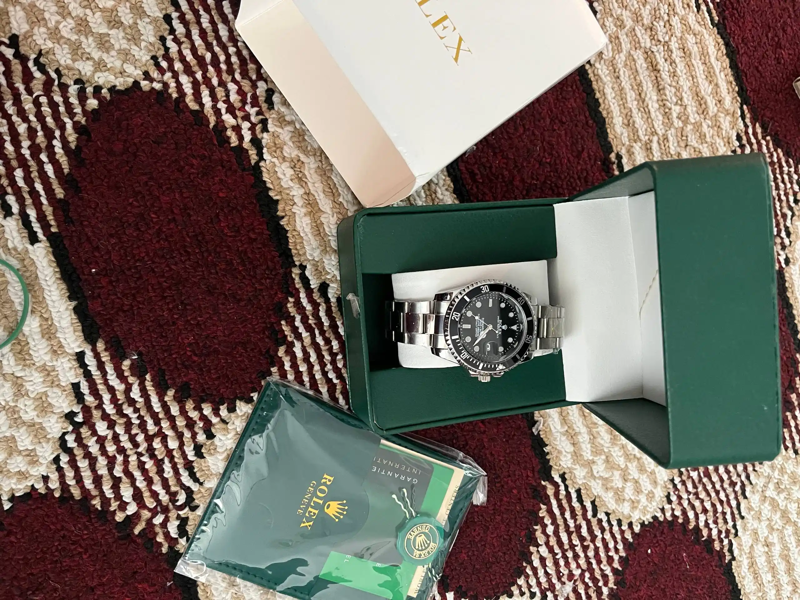 Erkaklar qo'l soati, sovg'a qutisi va hujjatlari bilan