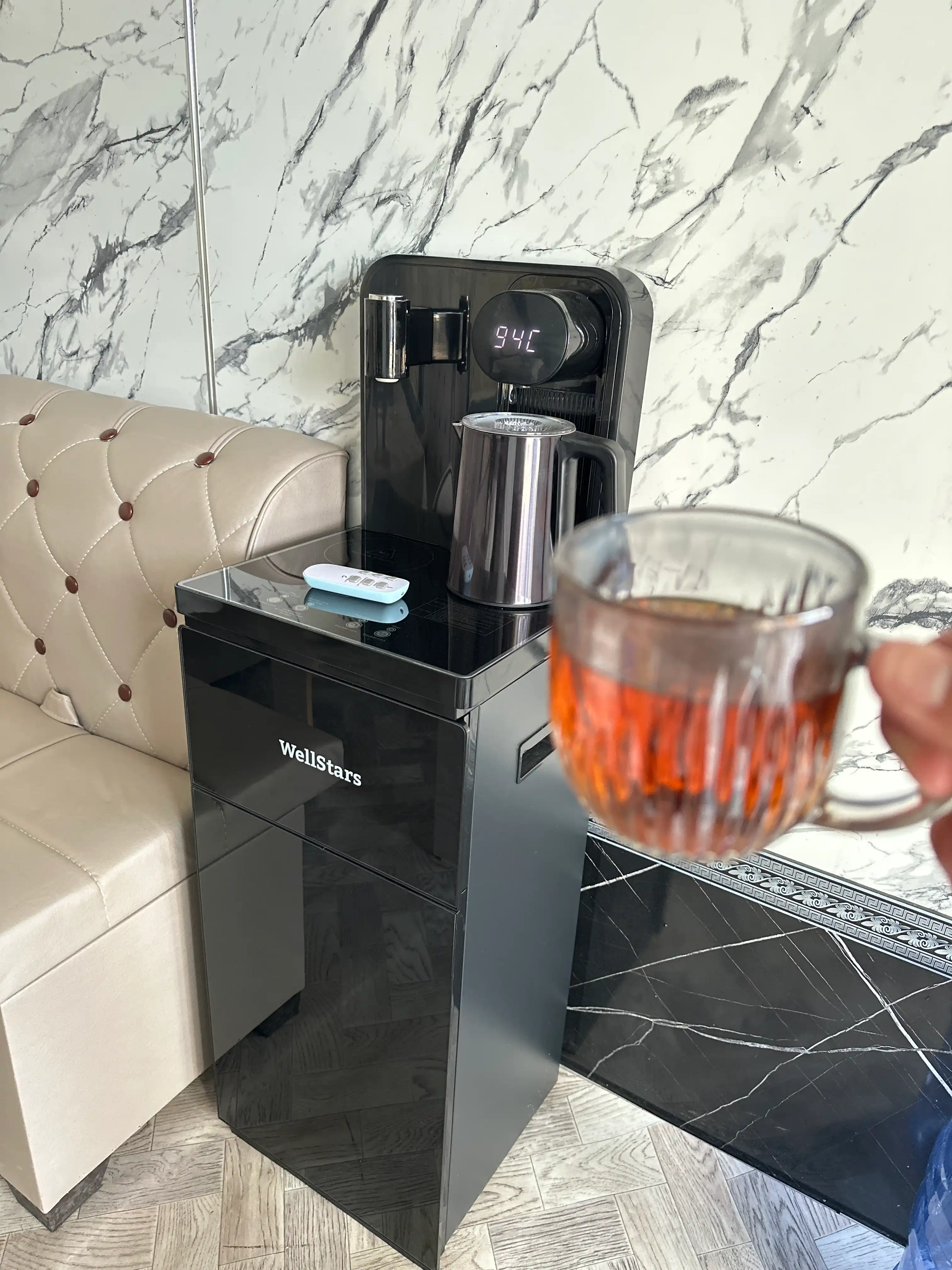 Кулер для воды WellStars с чайником, с нижней загрузкой, управление через пульт