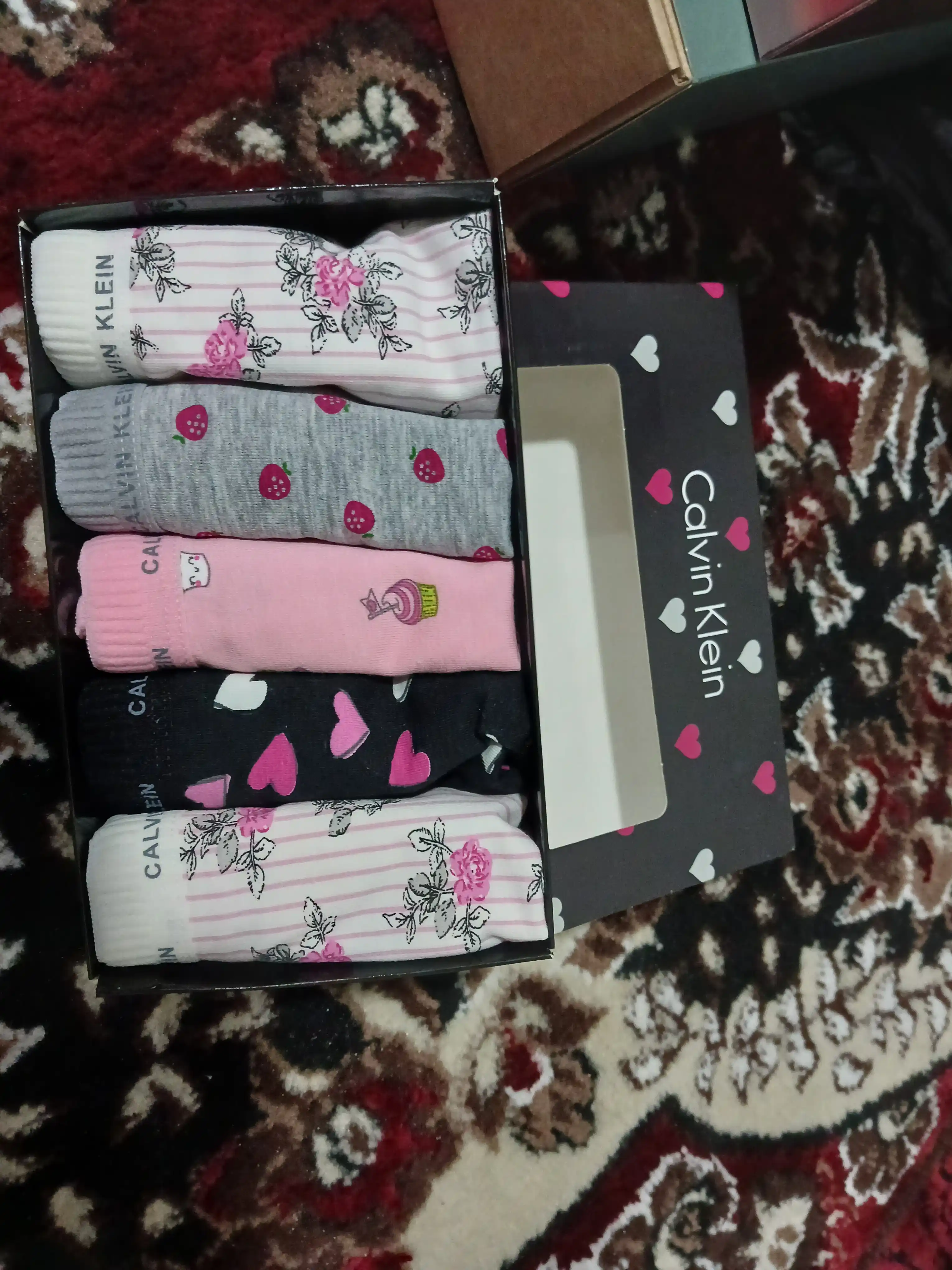 Ayollar ichki kiyimi, sliplar, stringlar, 5 donadan iborat to‘plam, paxtadan, sovg‘a qutisida