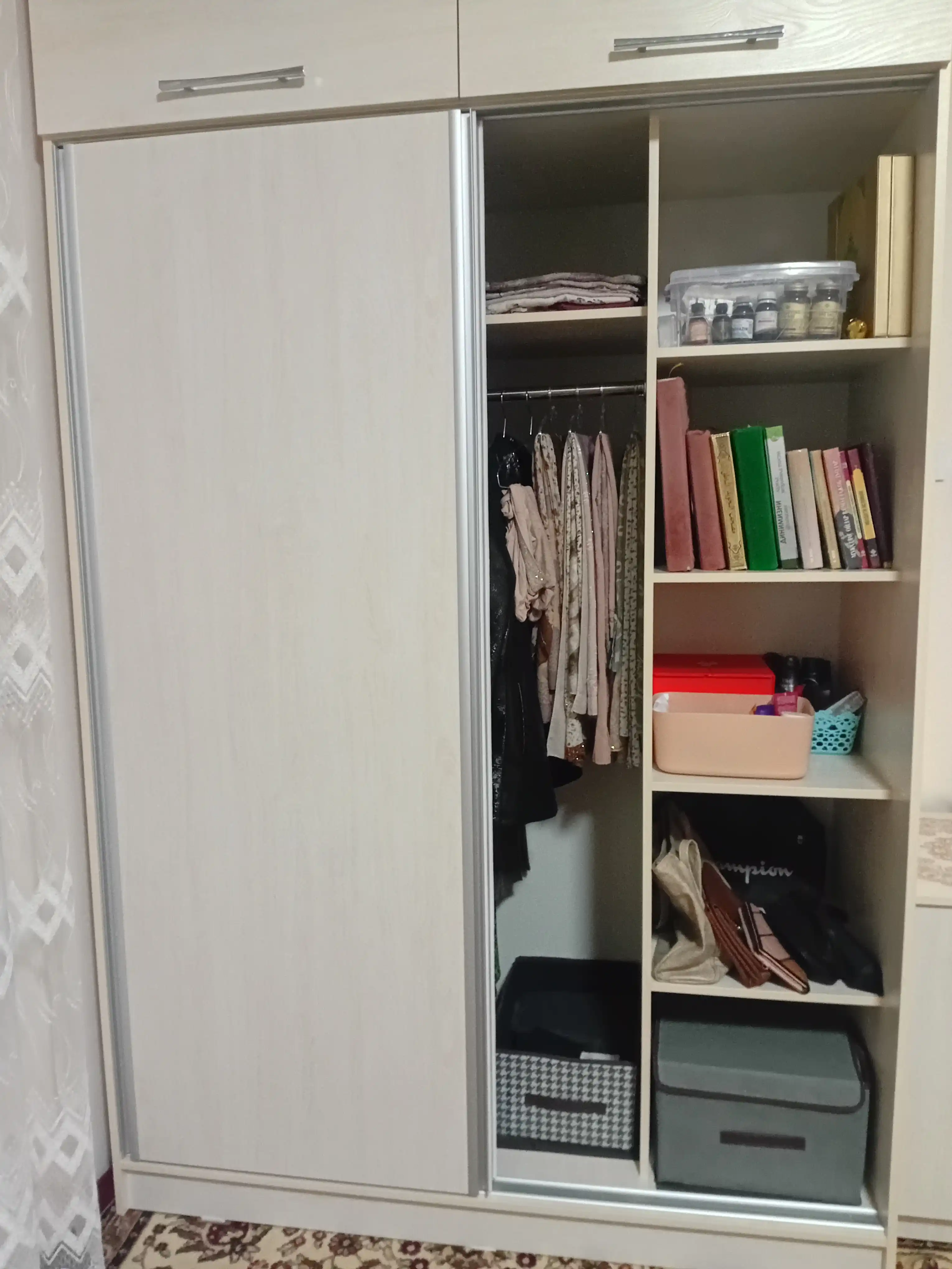Kosmetika, aksessuarlar va ish yuritish buyumlarini saqlash uchun organayzer