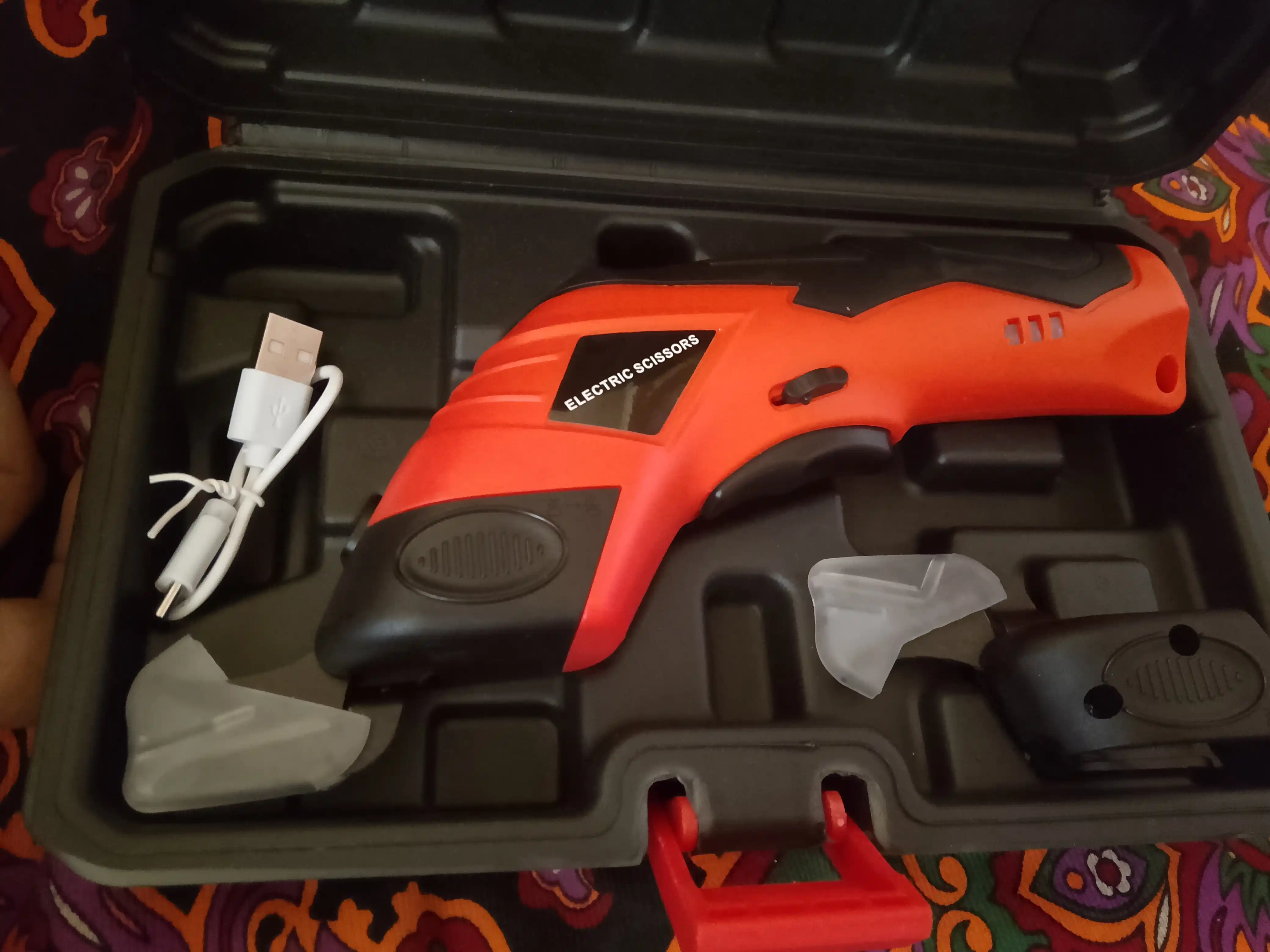 Simsiz akkumulyatorli elektr qaychi, mato, charm, karton va plastik uchun, 3.6 V