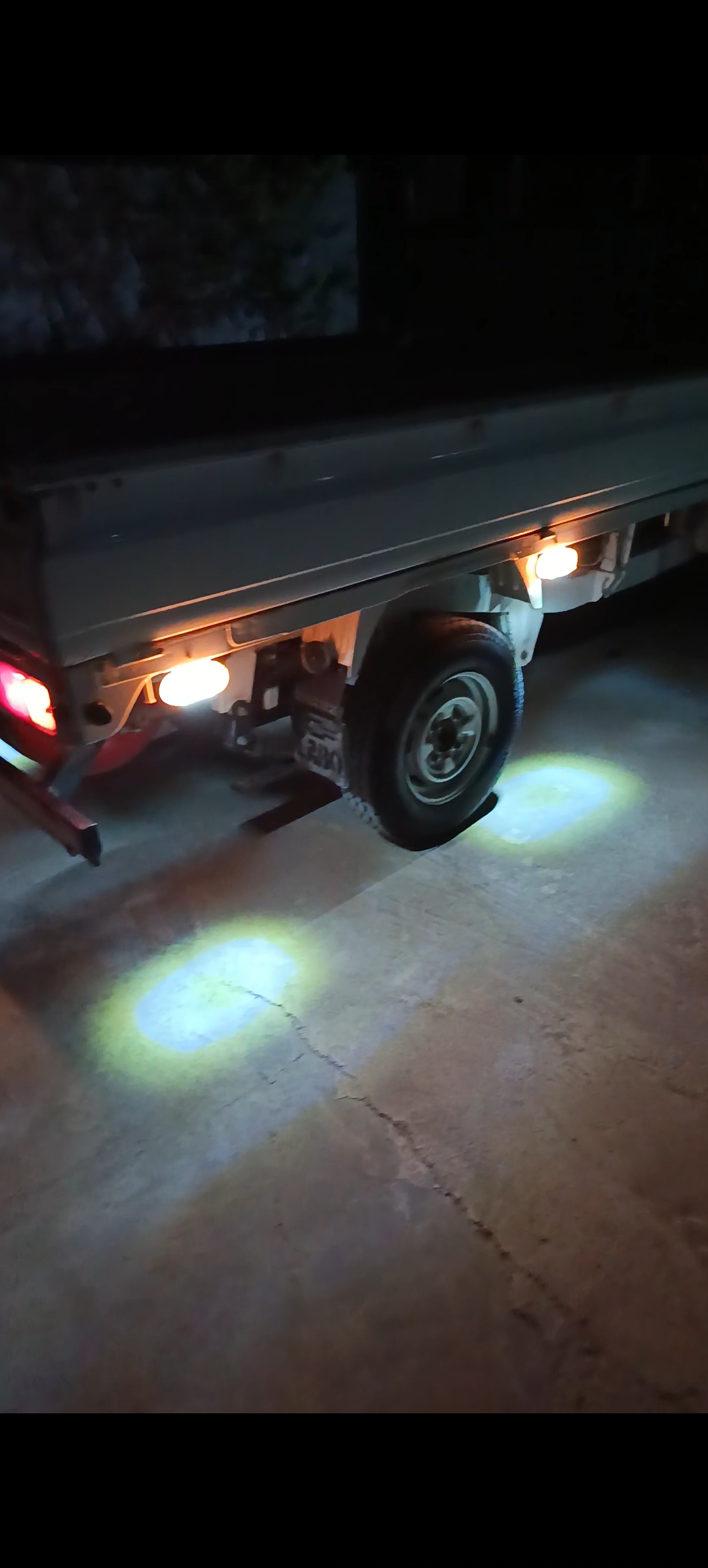 Yuk mashinalari va yengil avtomabillar  uchun 12/24V LED yon chiroqlari