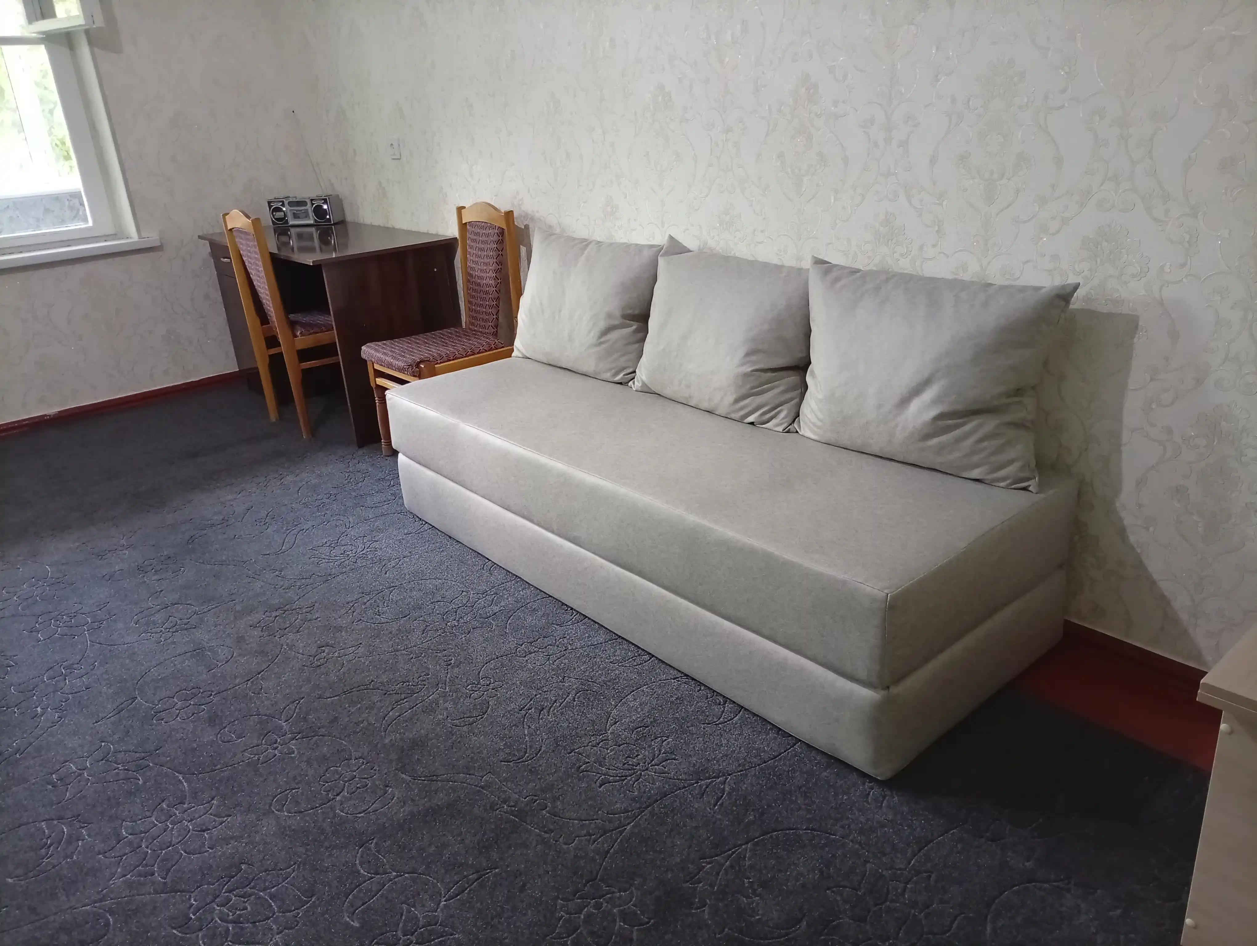 140x190 sm karkassiz, yig‘ma divan-krovat — qulay yotoqxona uchun ideal tanlov