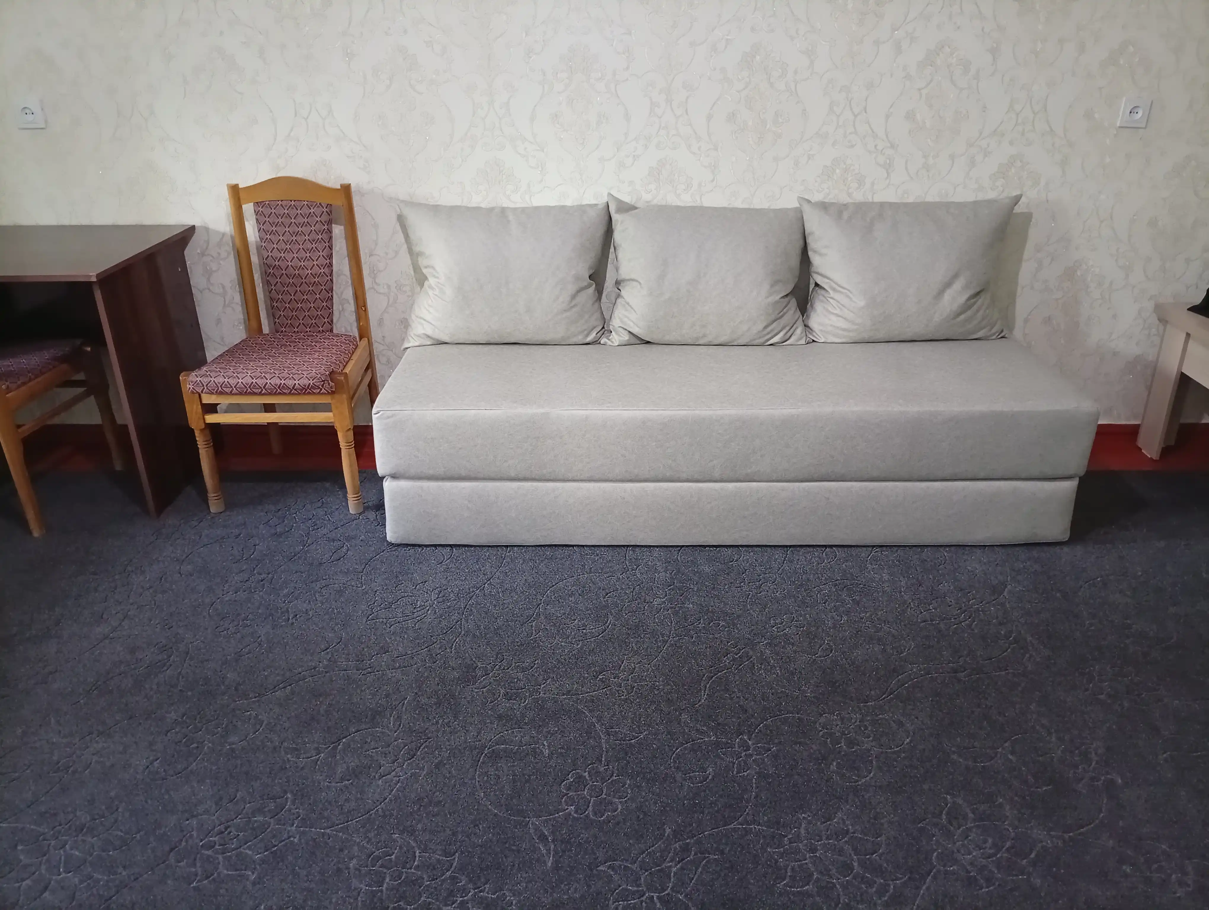 140x190 sm karkassiz, yig‘ma divan-krovat — qulay yotoqxona uchun ideal tanlov