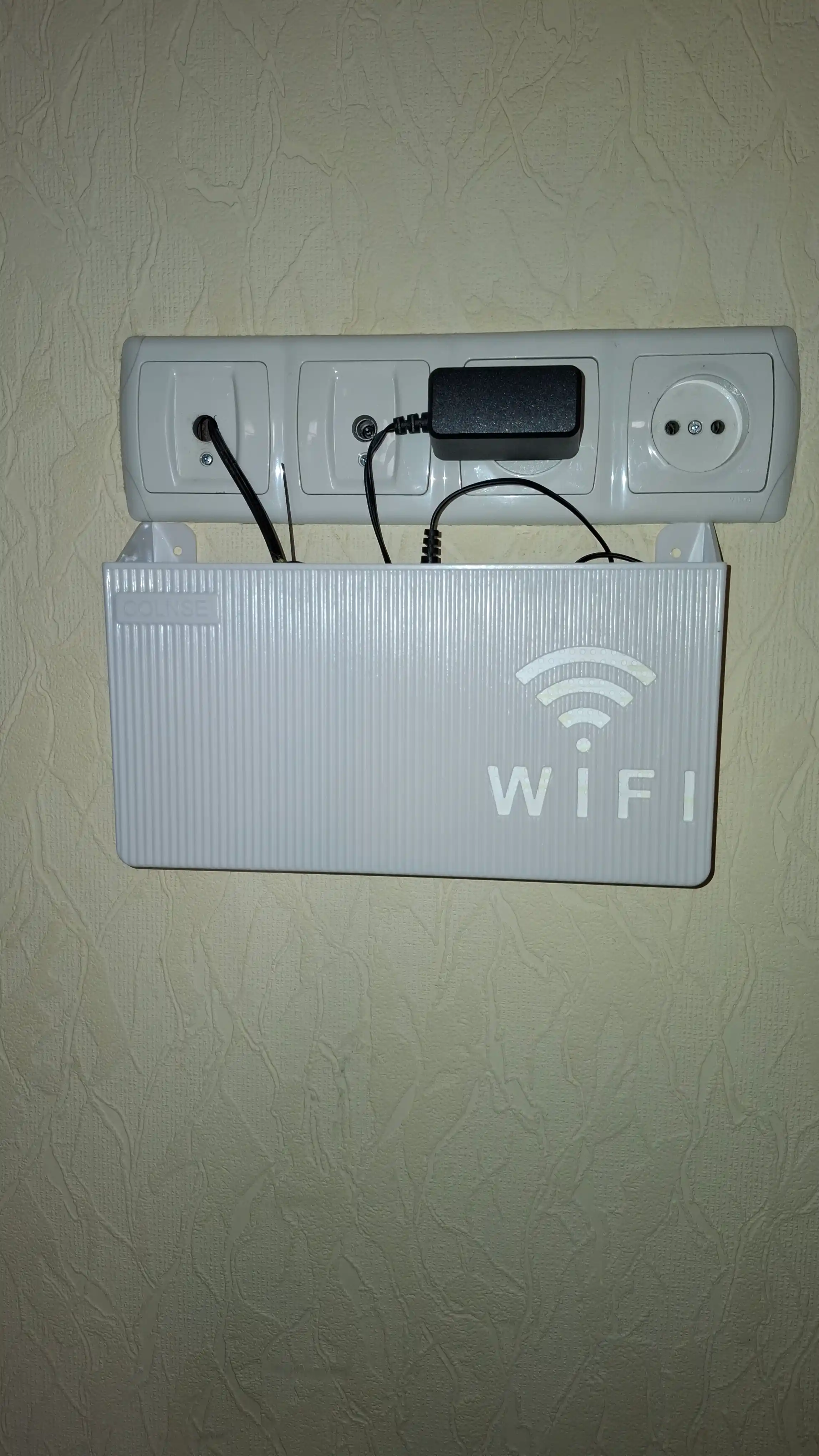 Wi-Fi router uchun devorga ornatiladigan organayzer