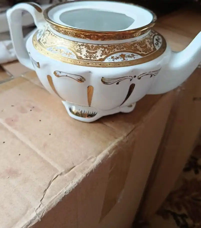 Фарфоровый столовый сервиз с золотым орнаментом, 32+1 предмета