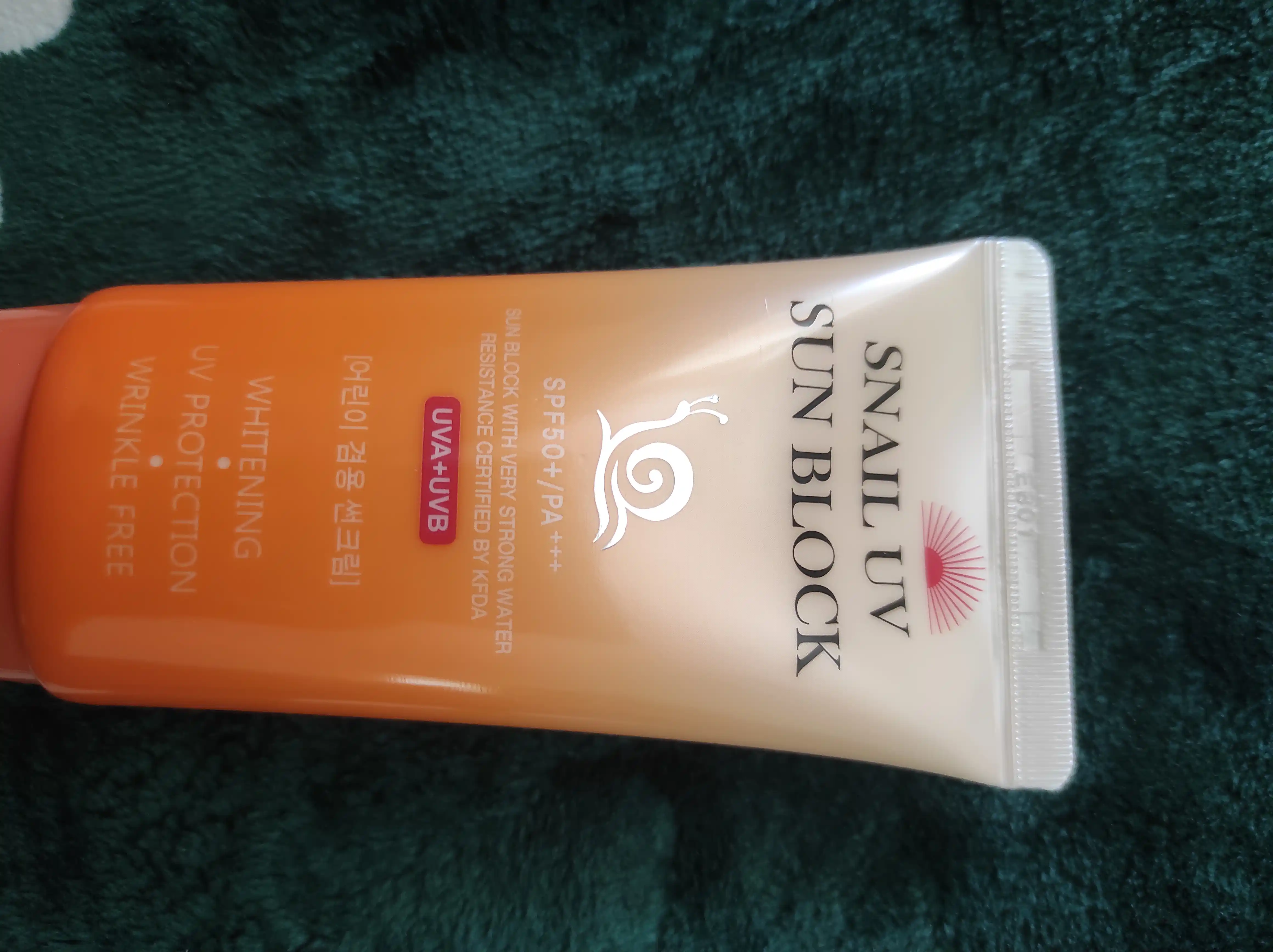 Yuqori ximoyaga ega bo'lgan oqartiruvchi SPF 50 kremi