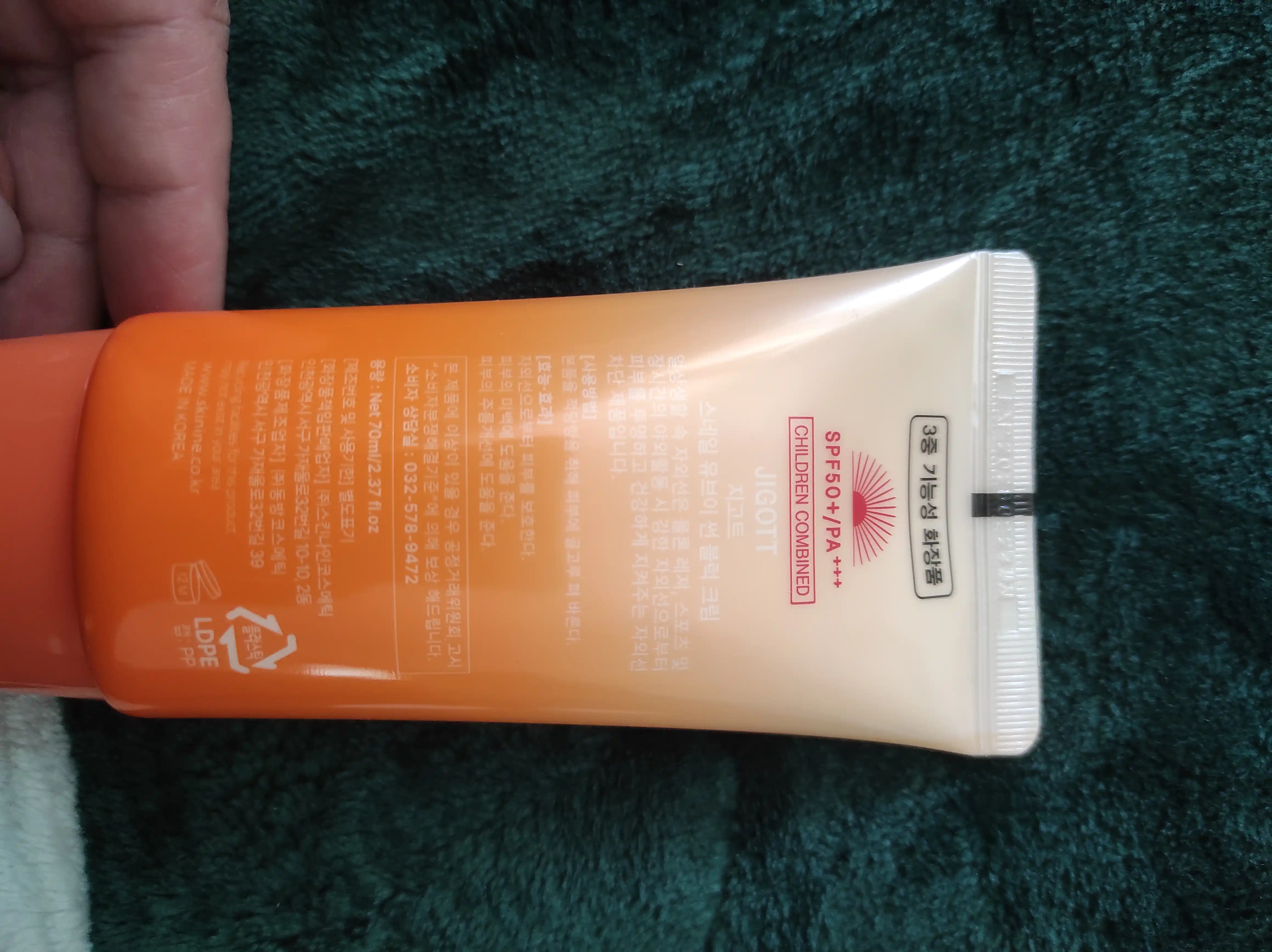 Yuqori ximoyaga ega bo'lgan oqartiruvchi SPF 50 kremi